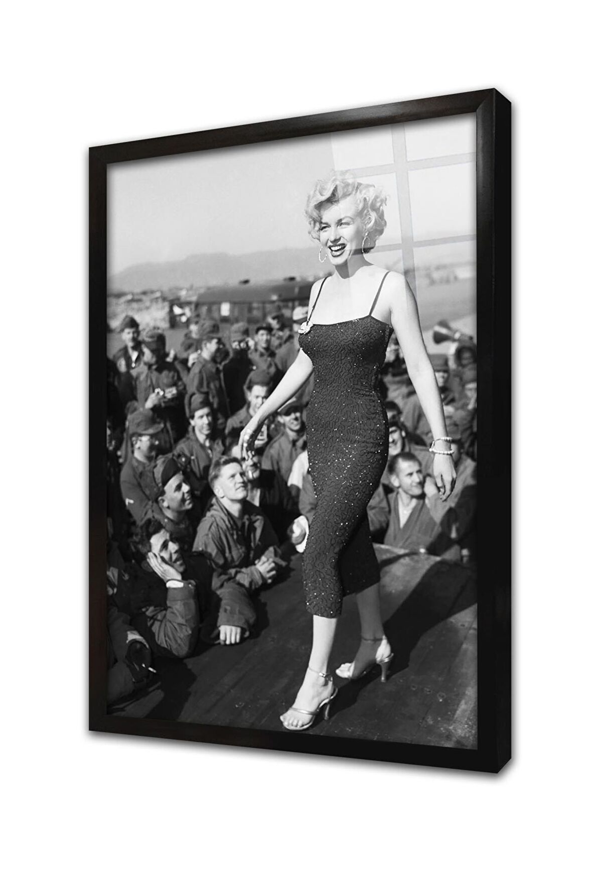 Marliyn Monroe Kalabalık Arasından Yürürken Çerçeveli Cam Tablo