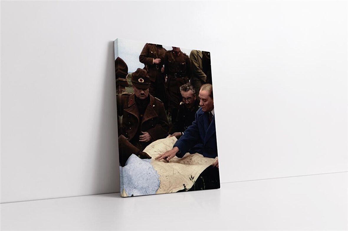 Atatürk Askerlerle Haritayı İncelerken