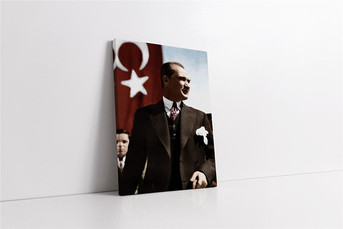 Türk Bayrağı Önünde Atatürk