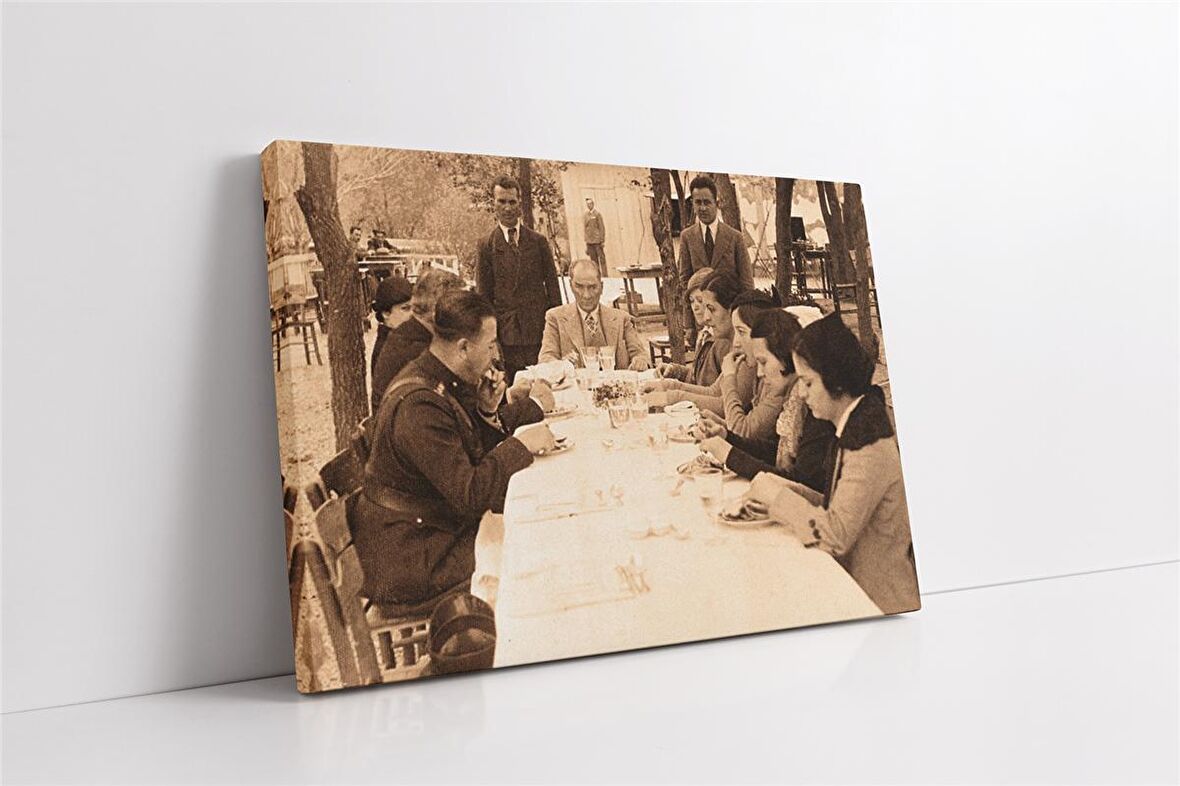 Atatürk Yemek Yerken