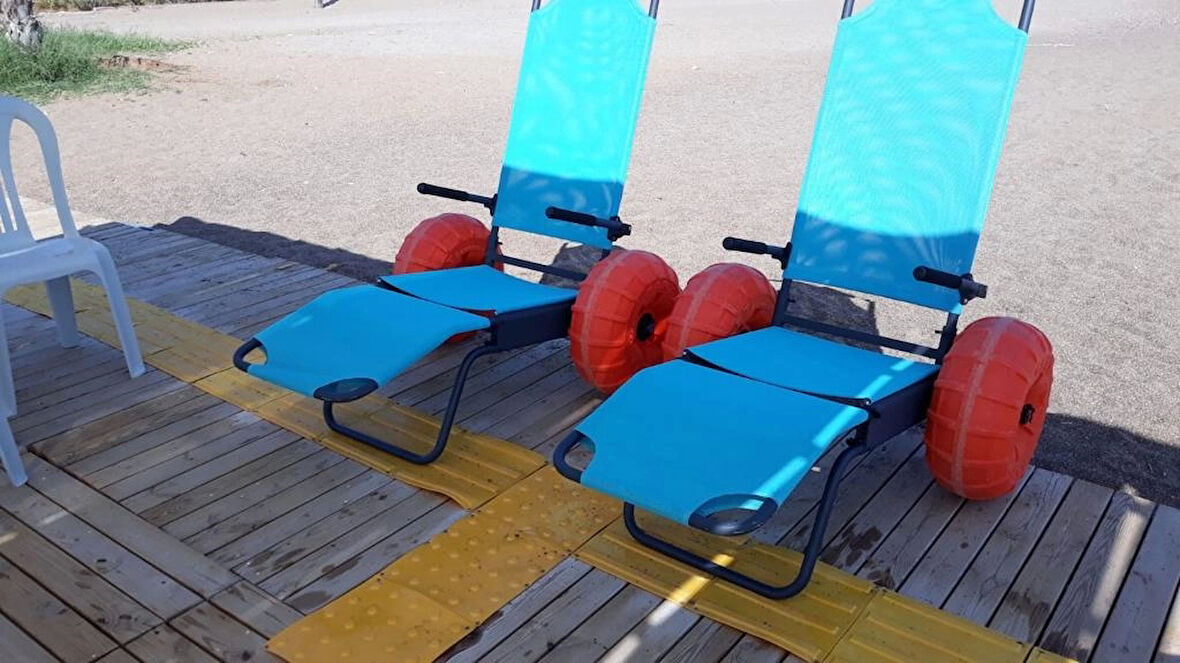 Engelli Plaj Sandalyesi | Hafif, CE Belgeli ve 2 Teker Kolçaklı Kum ve Taşlı Zeminde Rahat Kullanım