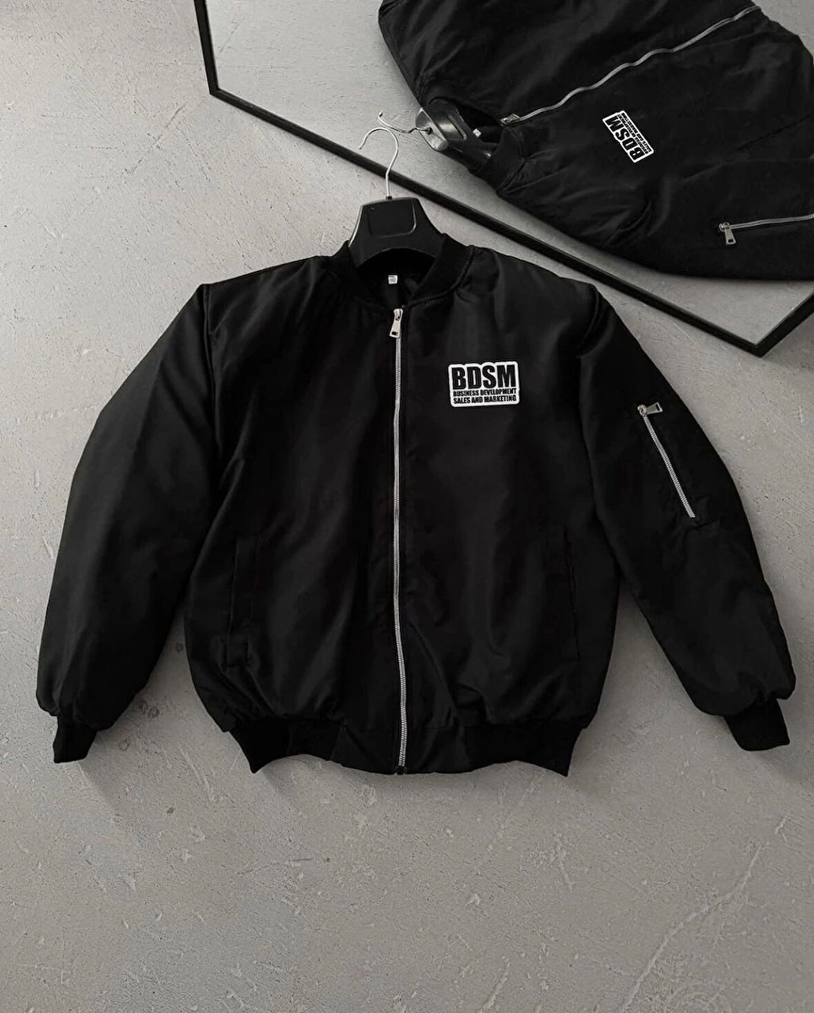 Erkek Siyah Bomber Mont - Fermuarlı, Cepli, Kapitone Astarlı, Göğüs Baskılı