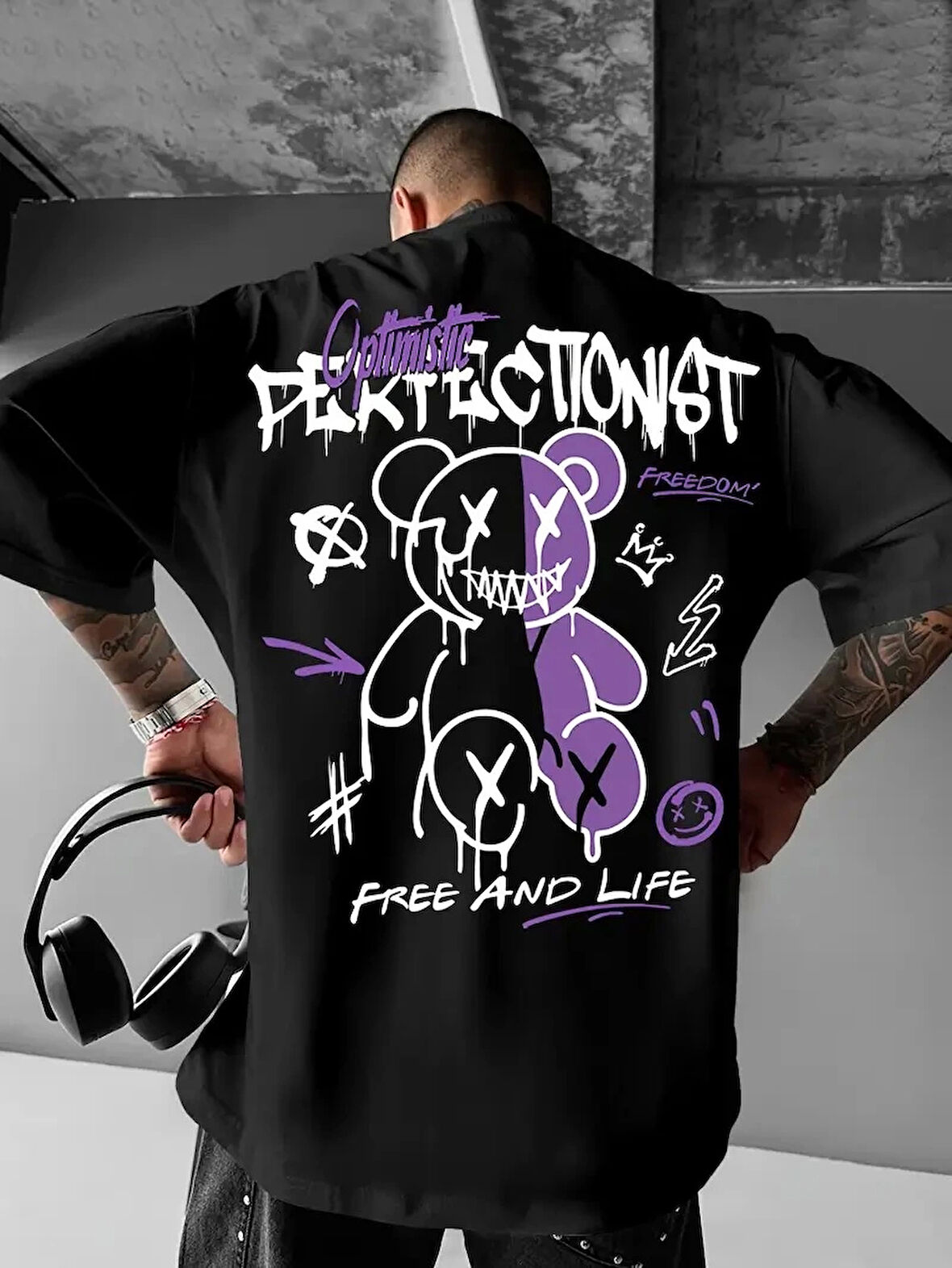 Erkek OversizeGrafik Tişört "CAMPBRASTCOOPERATION" Kalın Yazı Bisiklet Yaka, Kısa Kol, Kalın Mor ve Siyah Desenli Yazlık Sokak Kıyafeti - Siyah