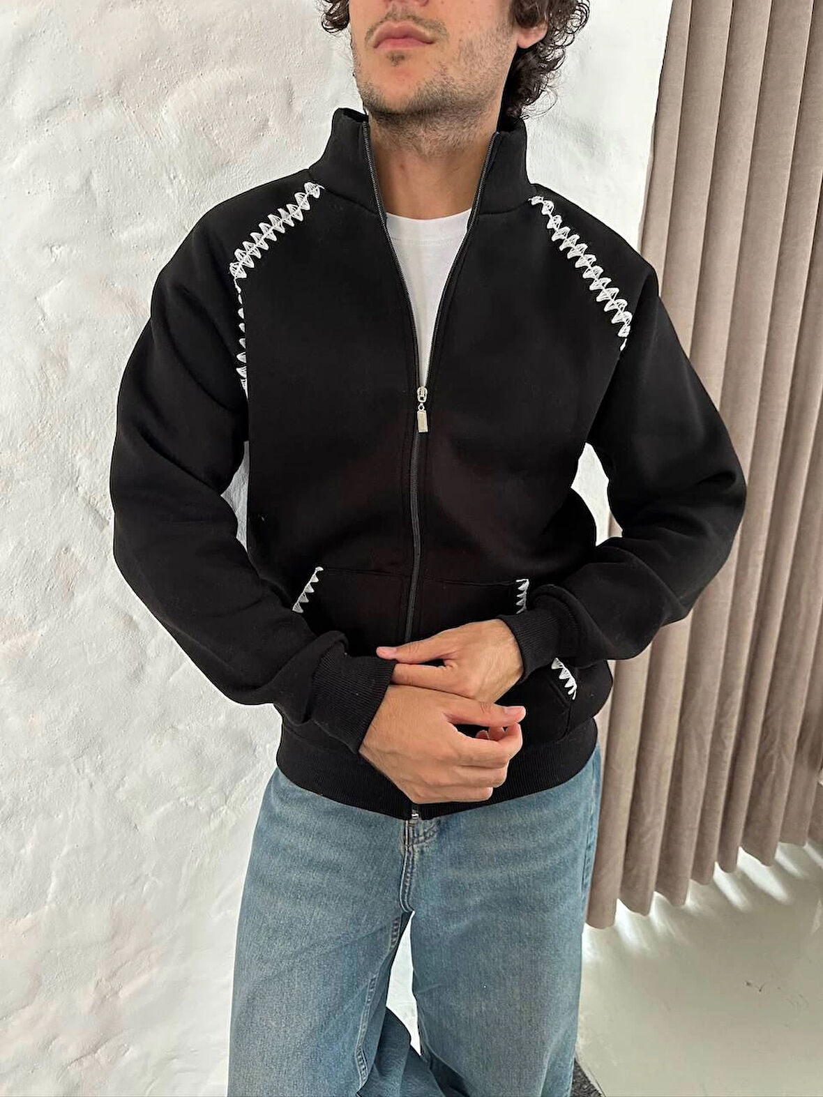 Erkek Oversize Dik Yaka Fermuarlı Sweatshirt - Zincir Nakışli Kanguru Cepli - Siyah