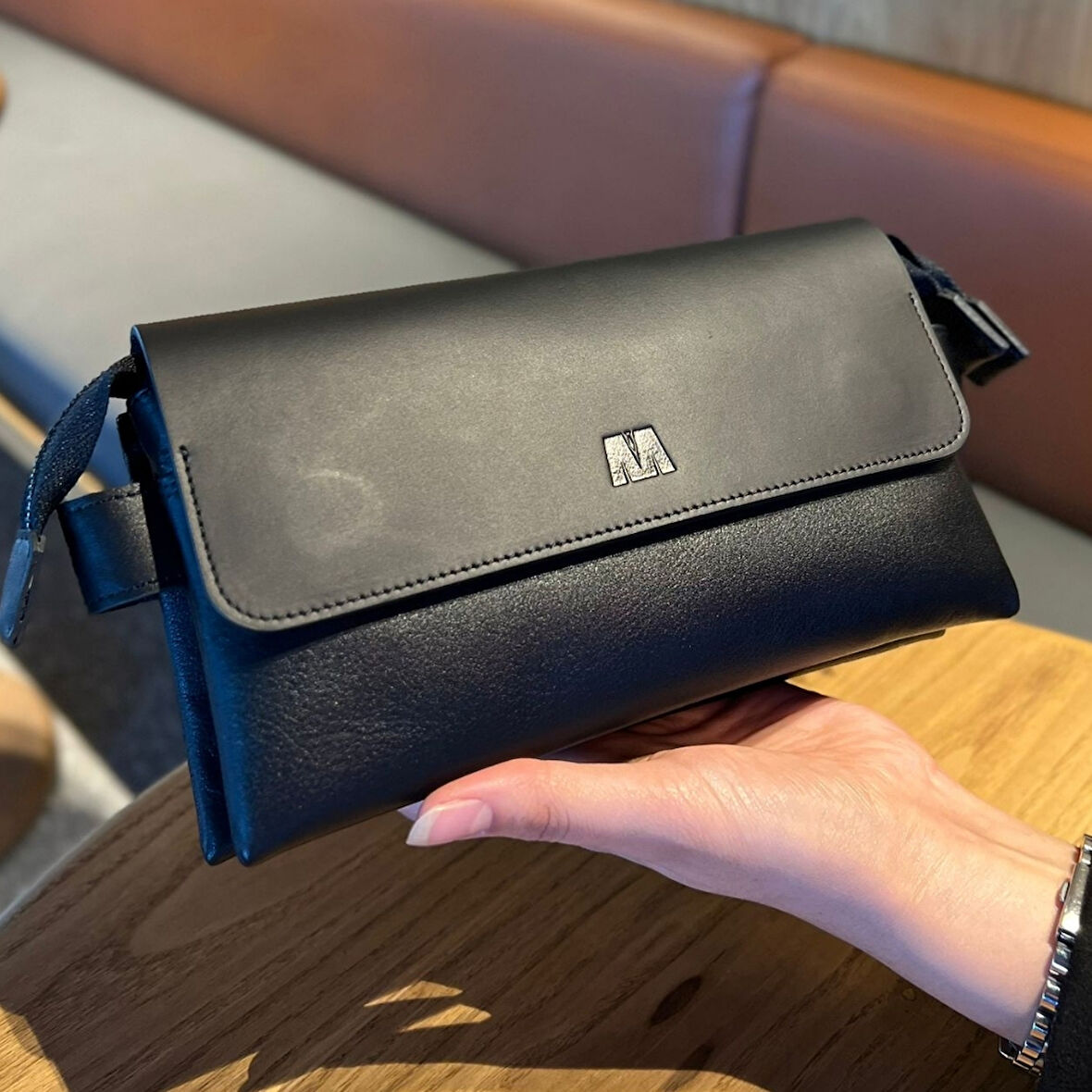 Hakiki Deri Unisex El Çantası – Bilek Tutma Kayışı, İsim Yazılı, Kişiye Özel | Boliva 9874