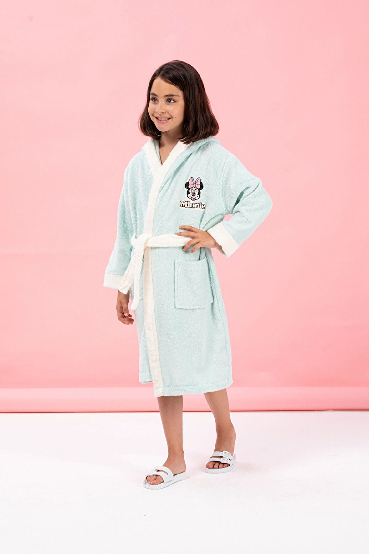 Özdilek Minnie Mouse Heart Nakışlı Disney Lisanslı Kapüşonlu Çocuk Bornozu 5-6 Yaş