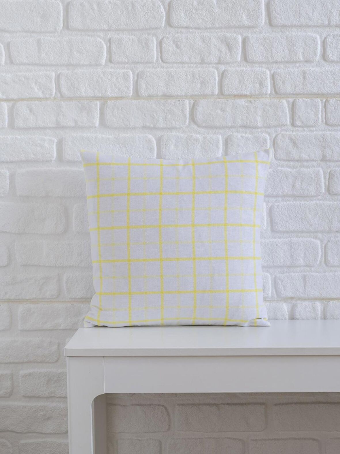 Beyaz Üzerine Sarı Geometrik Desenli 45x45 Kare Kırlent Kılıfı