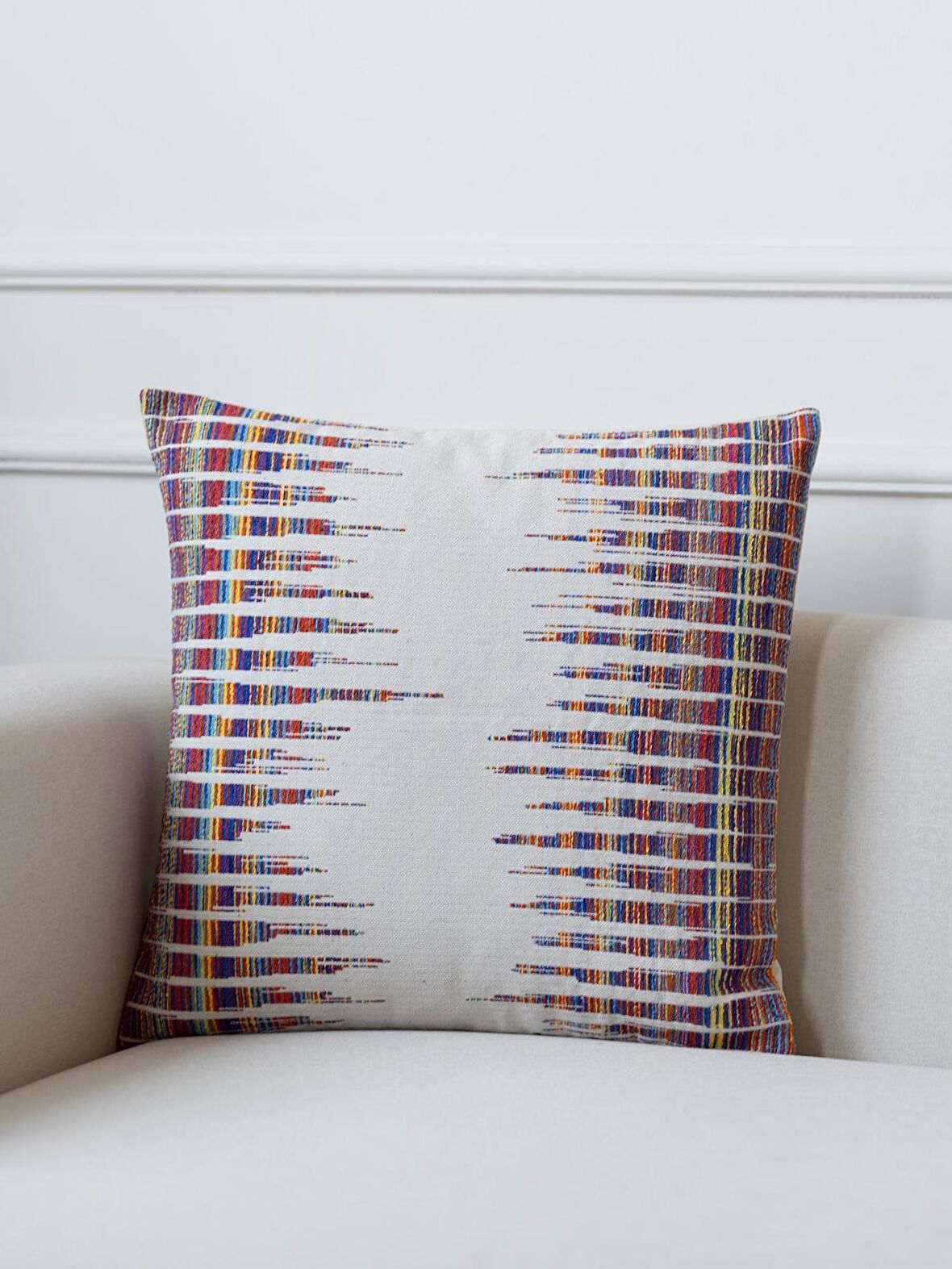 Beyaz Üzerine Multi Renk Desen Dokuma Jakarlı Dokuma 45x45 cm Kare Kırlent Kılıfı