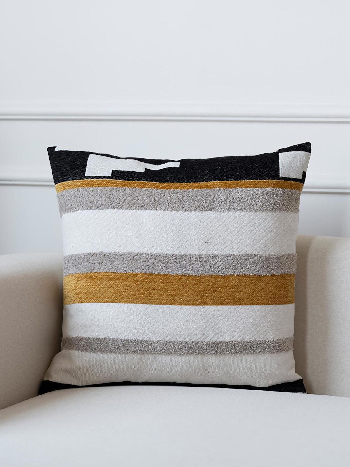 Hardal Beyaz Siyah Tonlarında Jakarlı Dokuma 45x45 cm Kare Kırlent Kılıfı