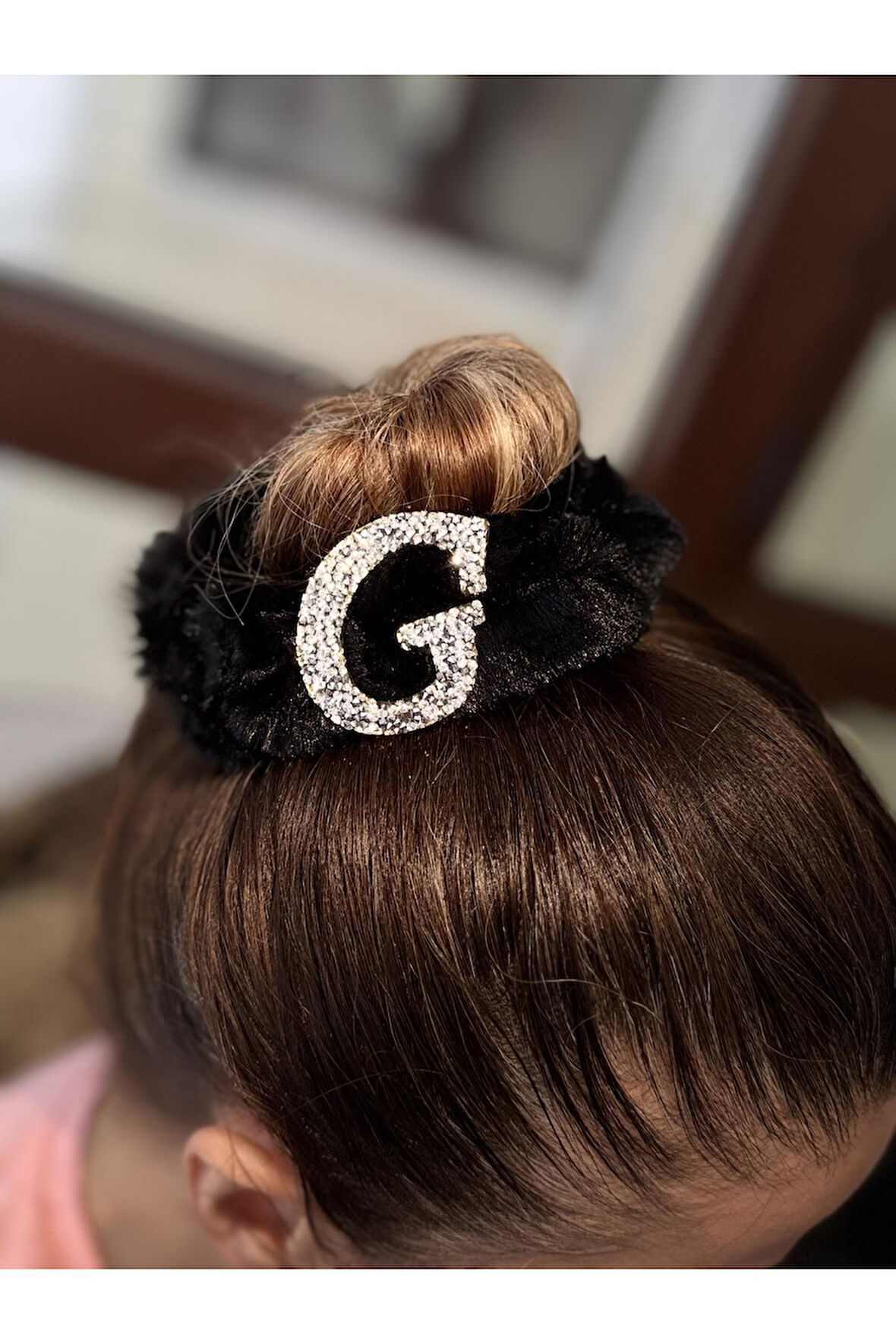 G harfli kürklü saç tokası