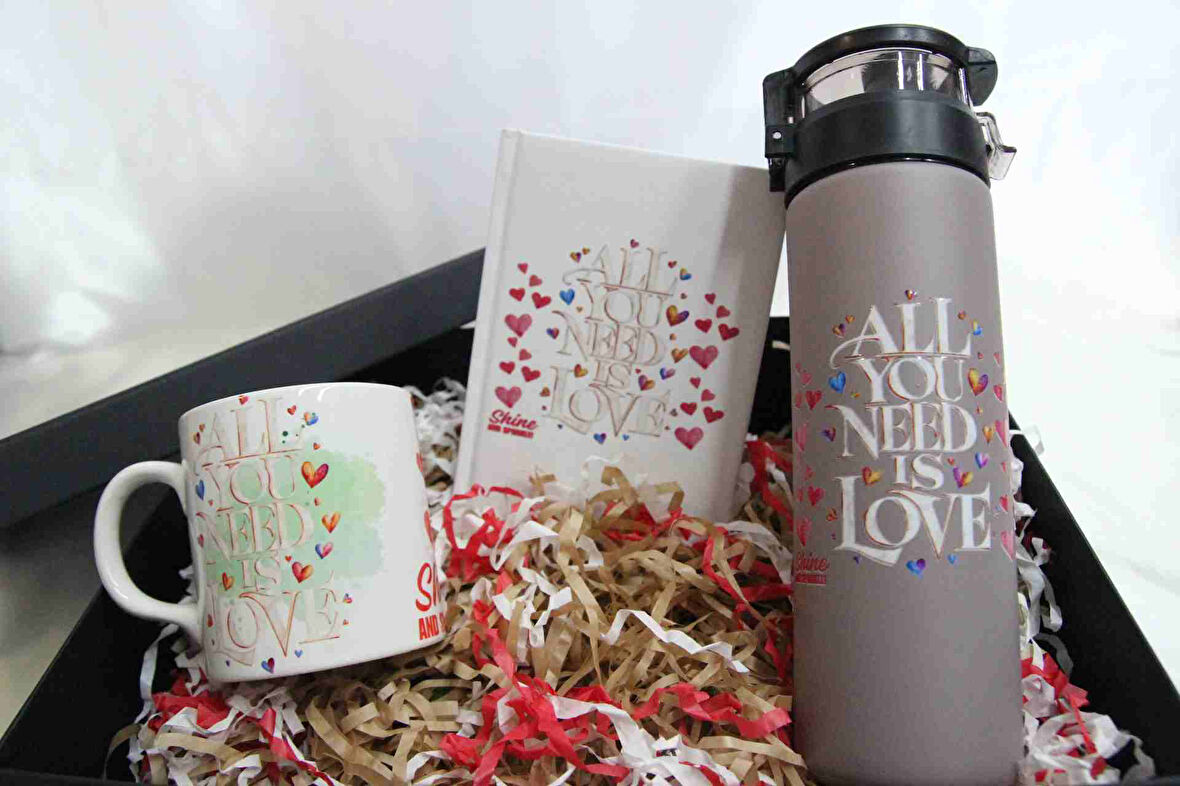 All You Need Is Love Temalı Hediye Seti - Termos, Kupa Bardak ve Defter Hediye Kutusu