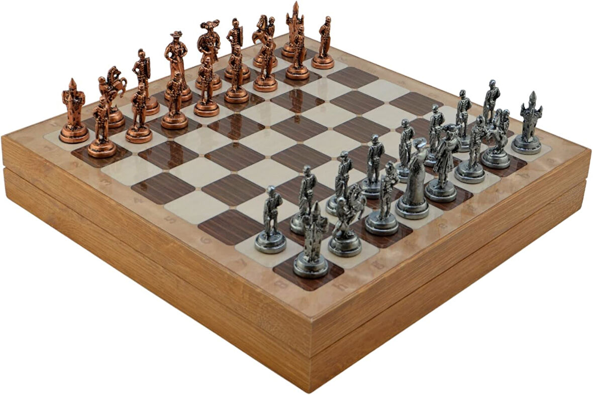 Orta Boy Metal İspanyol Satranç Takımı Antik ve Rustik Desenli Sandıklı MDF Tahtası (36x36x6 cm.)