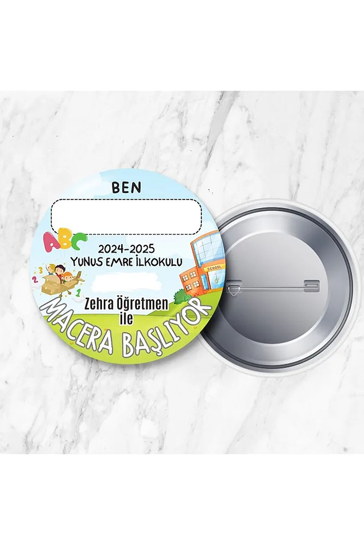 35 adet Isim ve Sınıf/şube Alanı Boş Öğretmene Özel Macera Başlıyor Iğneli 44 mm Metal Yaka Rozeti