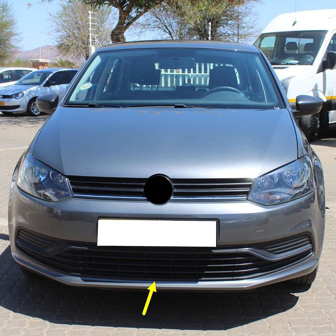 VW Polo 2015-2017 Ön Tampon Orta Izgara Kromsuz Siyah 6C0853677