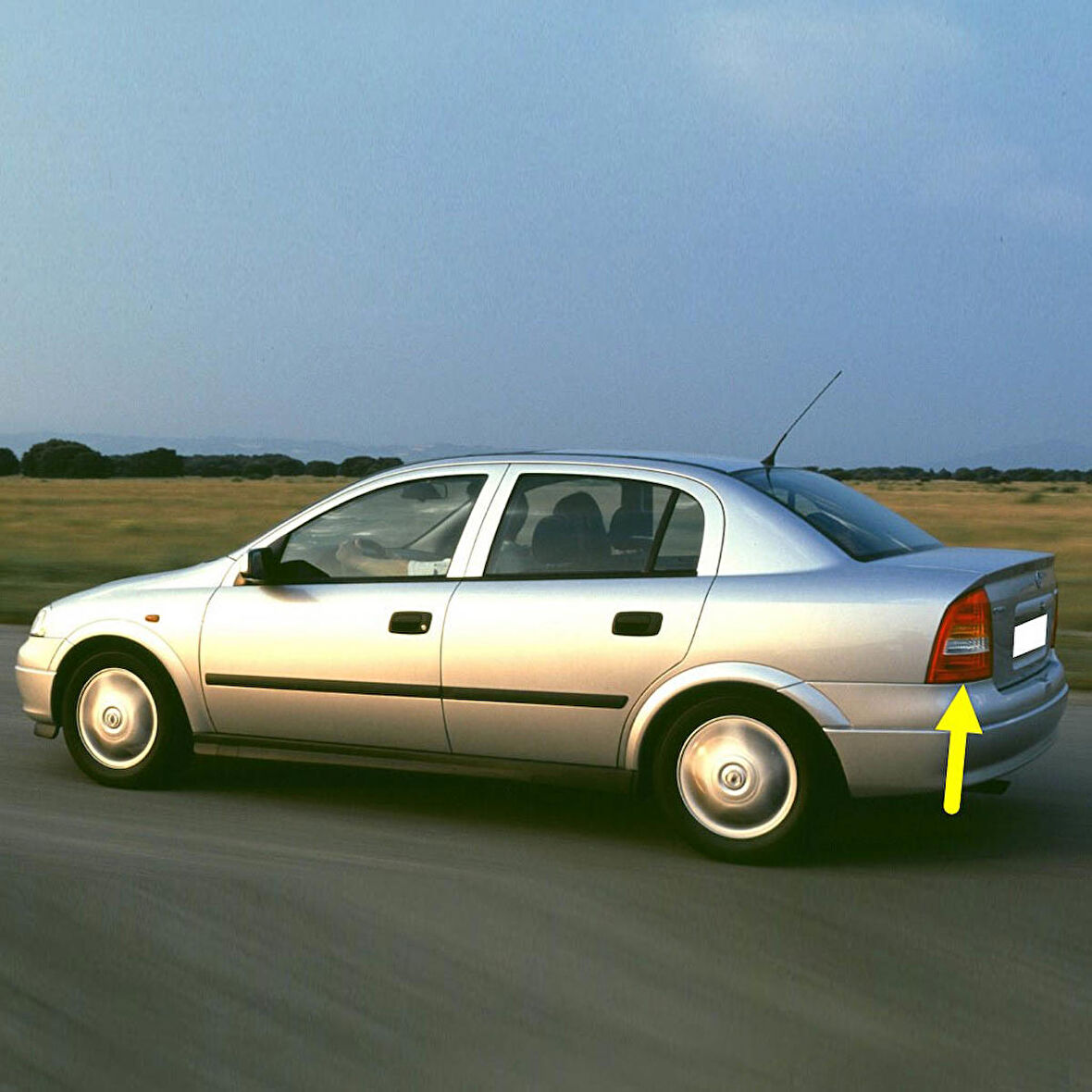 Opel Astra G Sedan 1998-2004 Sol Arka Stop Fren Lambası Sarı Sinyalli