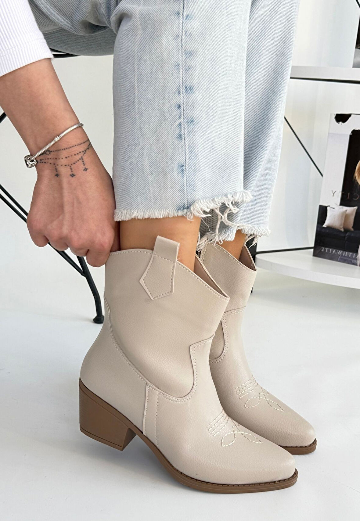 Pabucmarketi Bej Suni Deri Topuklu Kadın Bot