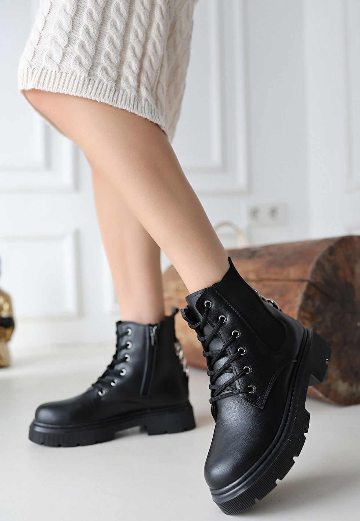 Pabucmarketi Siyah Suni Deri Bağcıklı Kadın Bot