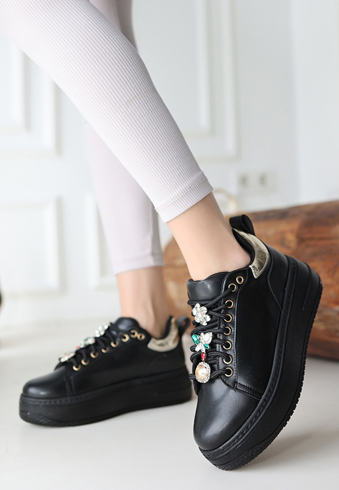 Pabucmarketi Kadın Siyah Suni Deri Taşlı Bağcıklı Sneaker Ayakkabı