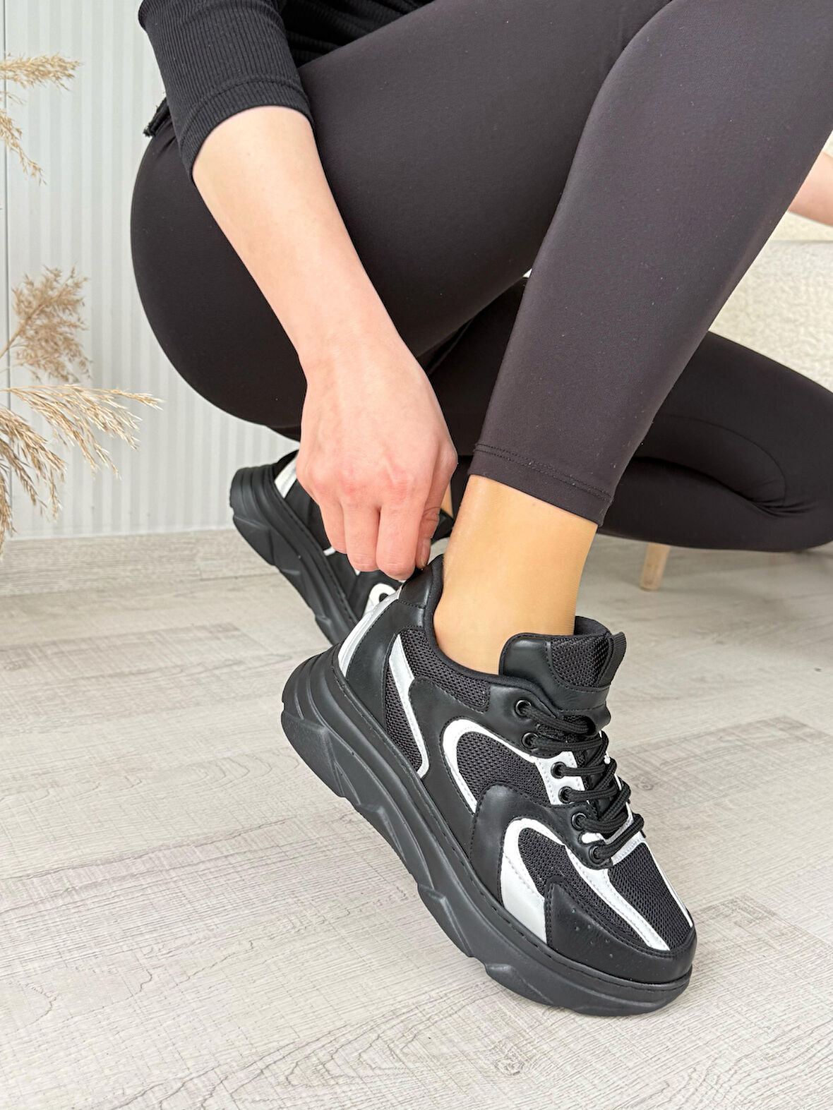 Pabucmarketi Siyah Beyaz Bağcıklı Kadın Spor Ayakkabı