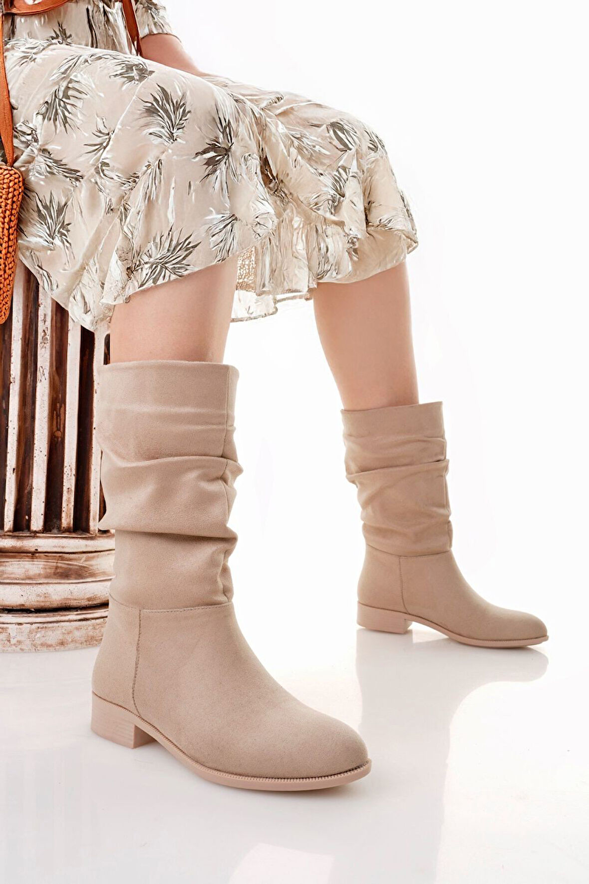 Pabucmarketi Bej Süet Körüklü Kadın Topuklu Çizme