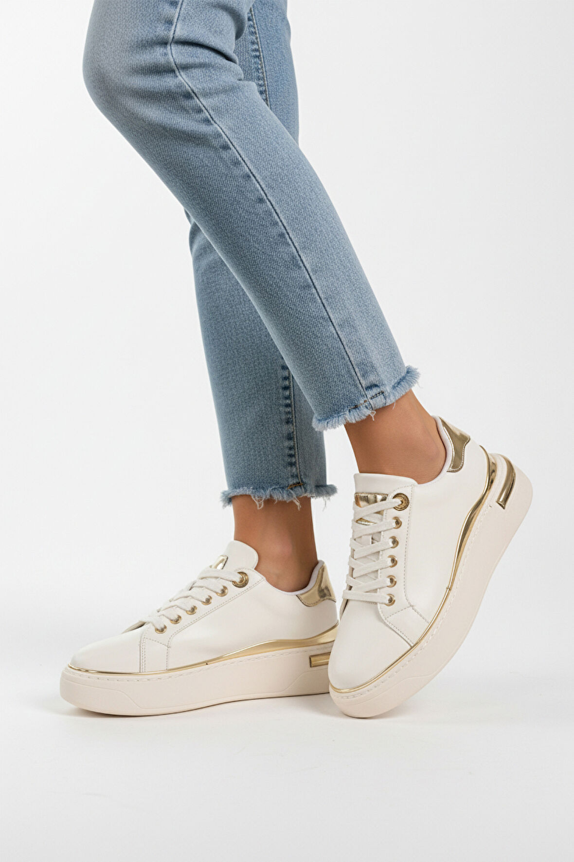 Aspor Beyaz Bağcıklı Kadın Sneaker