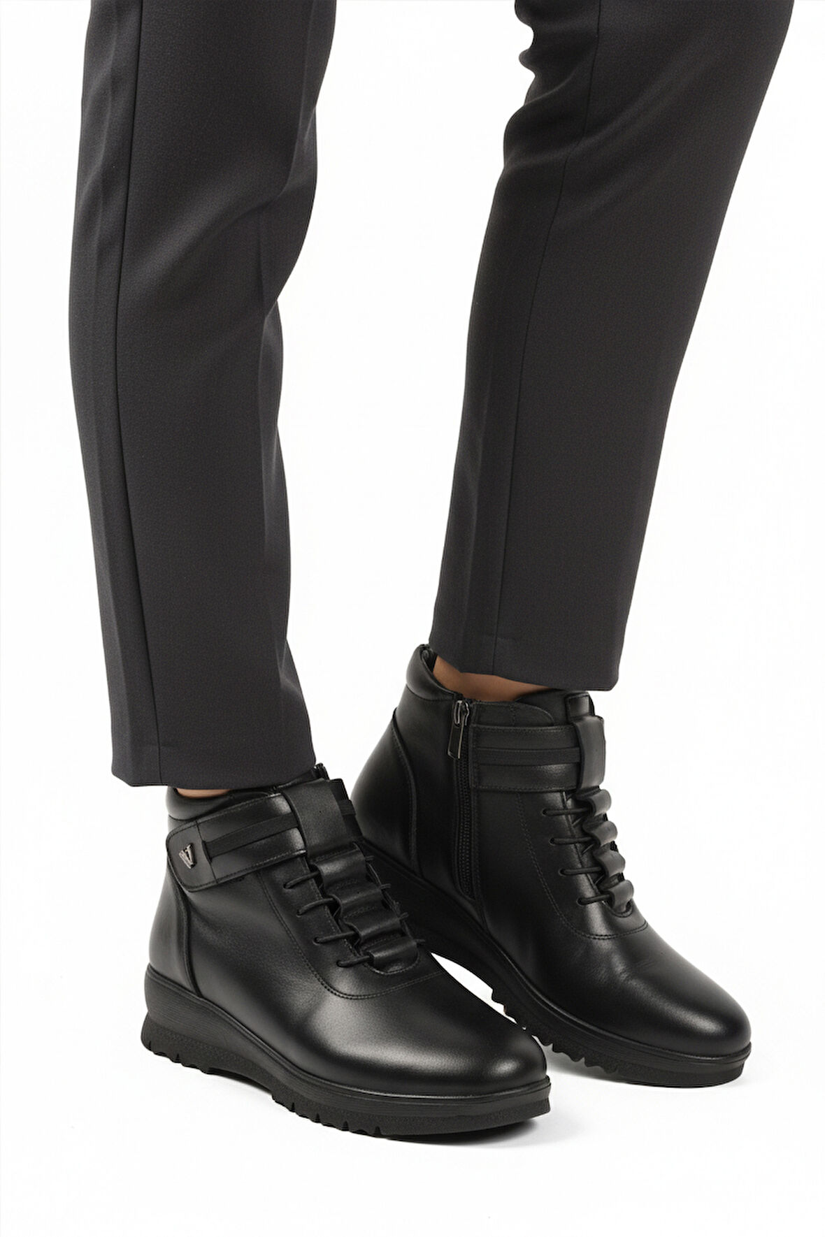 Voyager Siyah Hakiki Deri Fermuarlı Kadın Düz Bot