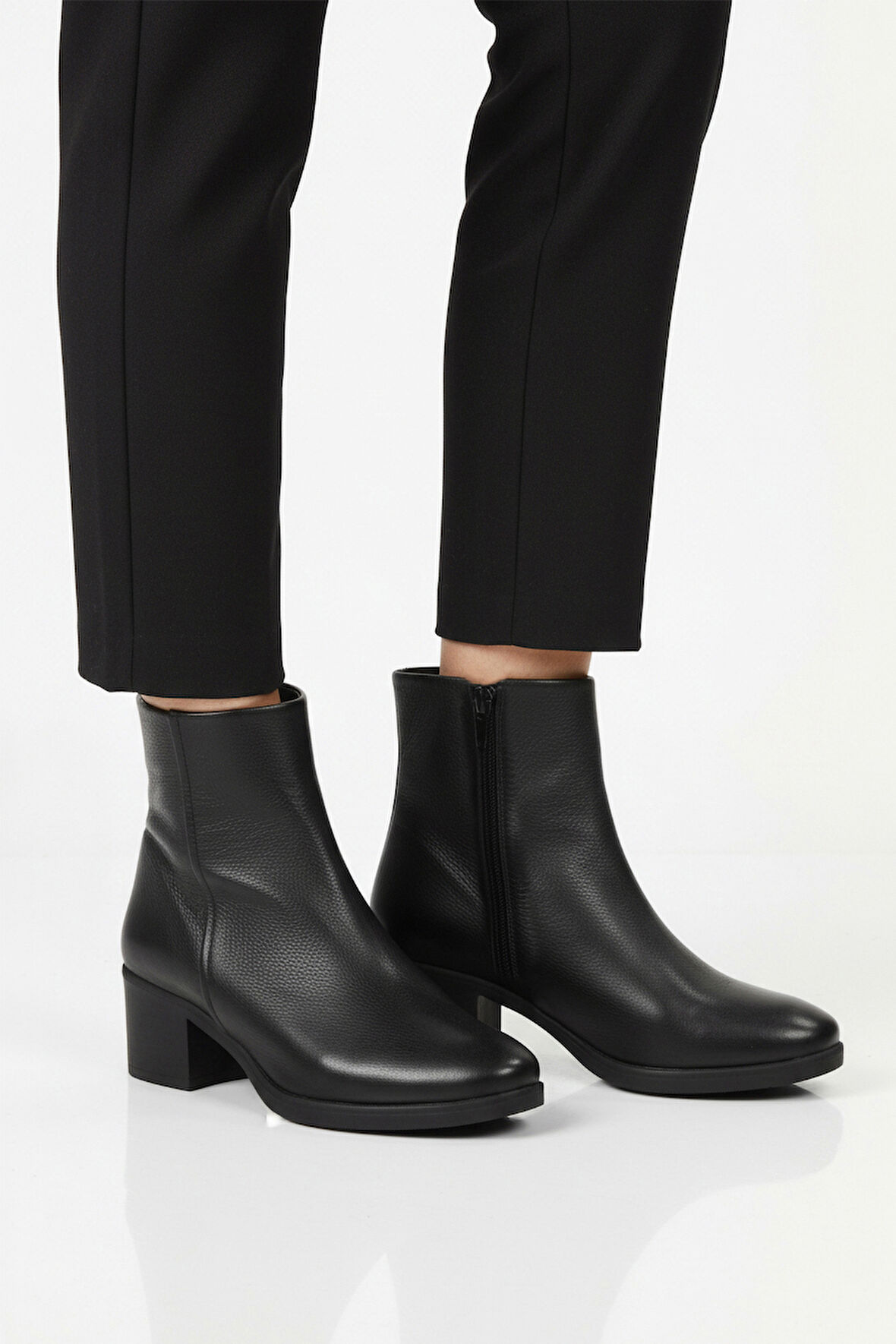 Aspor Siyah Hakiki Deri Fermuarlı Polarlı Kadın Topuklu Bot