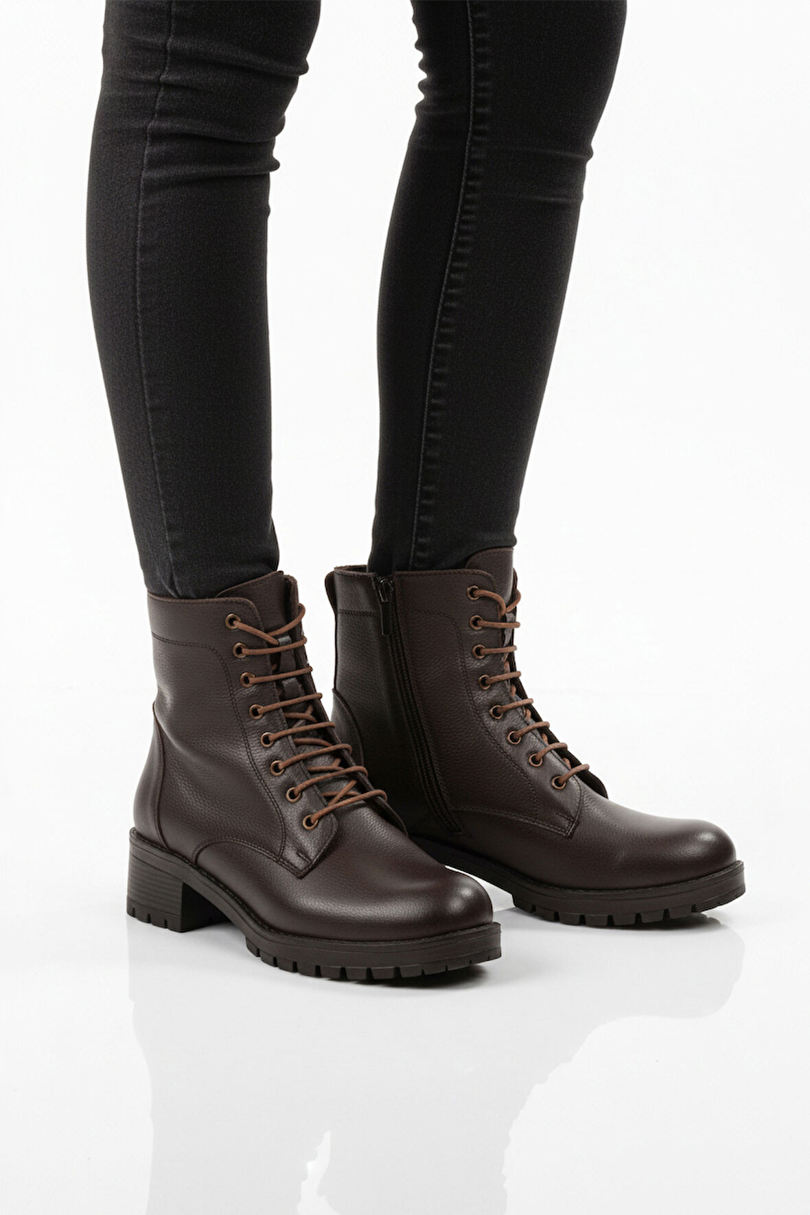 Aspor Kahve Hakiki Deri Fermuarlı Bağcık Detaylı Kadın Topuklu Bot