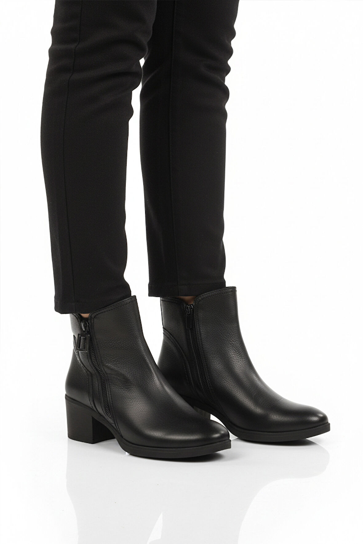 Aspor Siyah Hakiki Deri Fermuarlı Polarlı Kadın Topuklu Bot