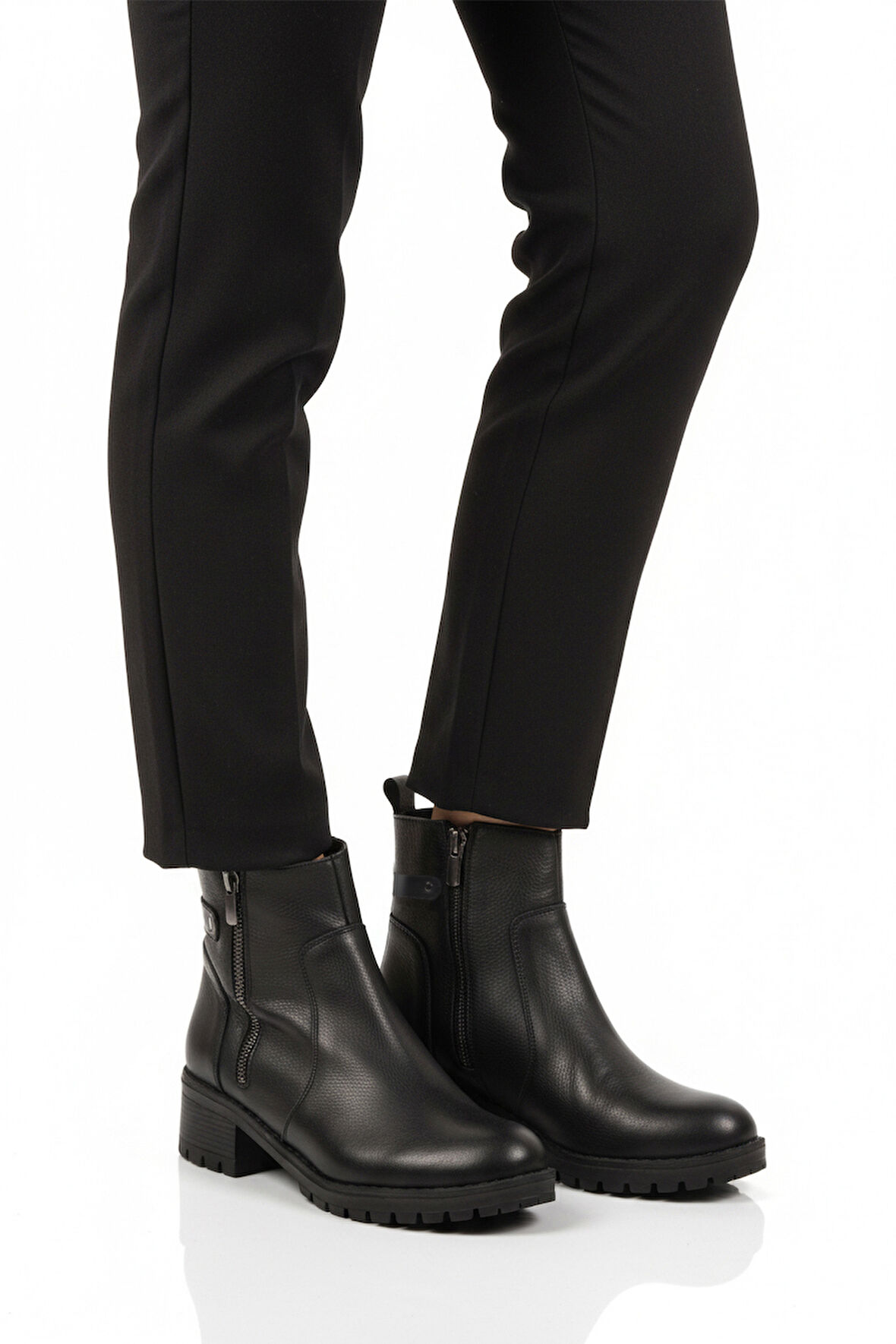 Aspor Siyah Hakiki Deri Fermuarlı Polarlı Kadın Topuklu Bot