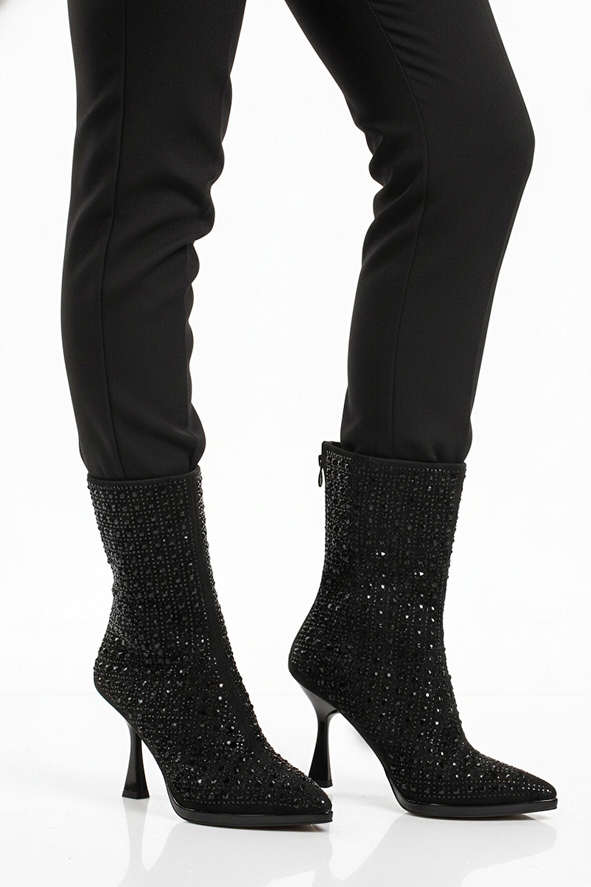 Aspor Siyah Taş İşlemeli İçi Kürklü Kadın Topuklu Çizme