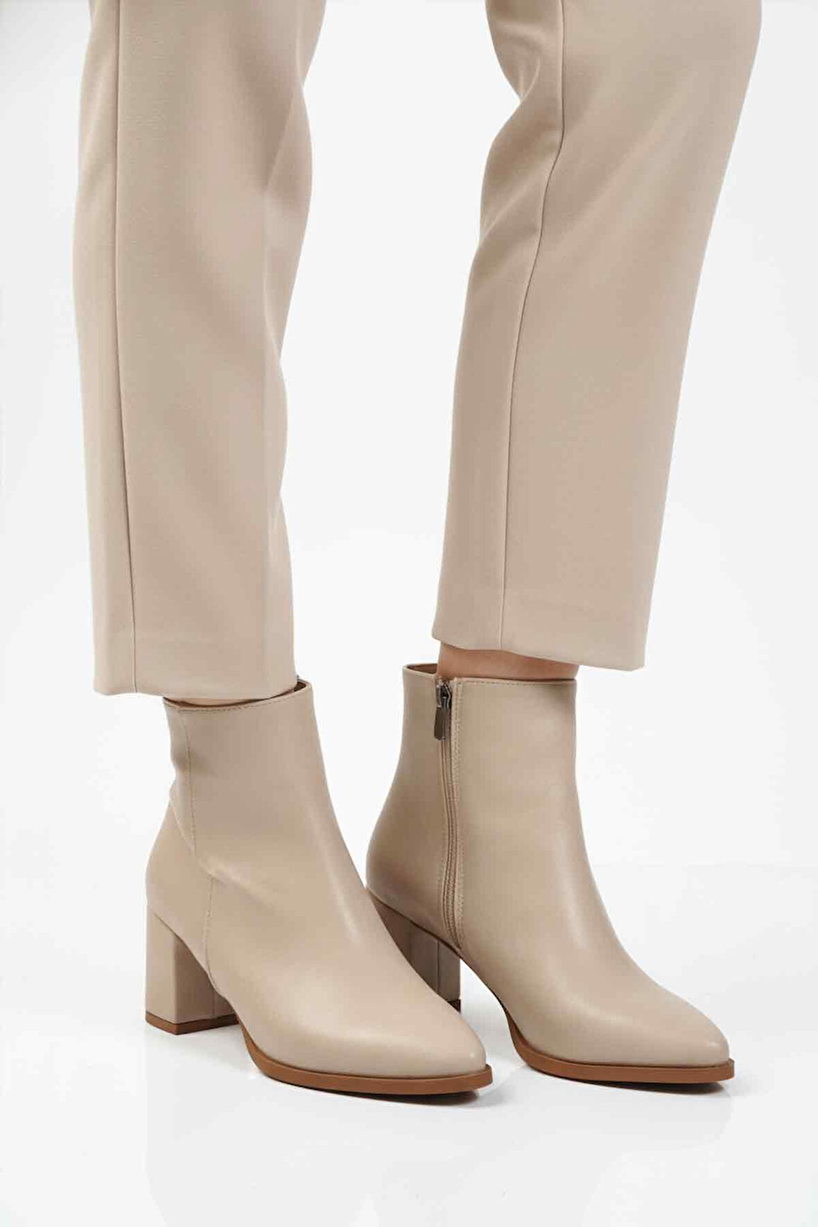 Aspor Bej Fermuarlı Polarlı Kadın Topuklu Bot