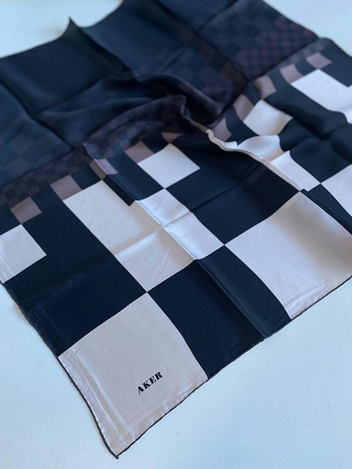 Aker Sura Saf İpek Eşarp 8448701 - 331 Siyah Vizon Geometrik Desen