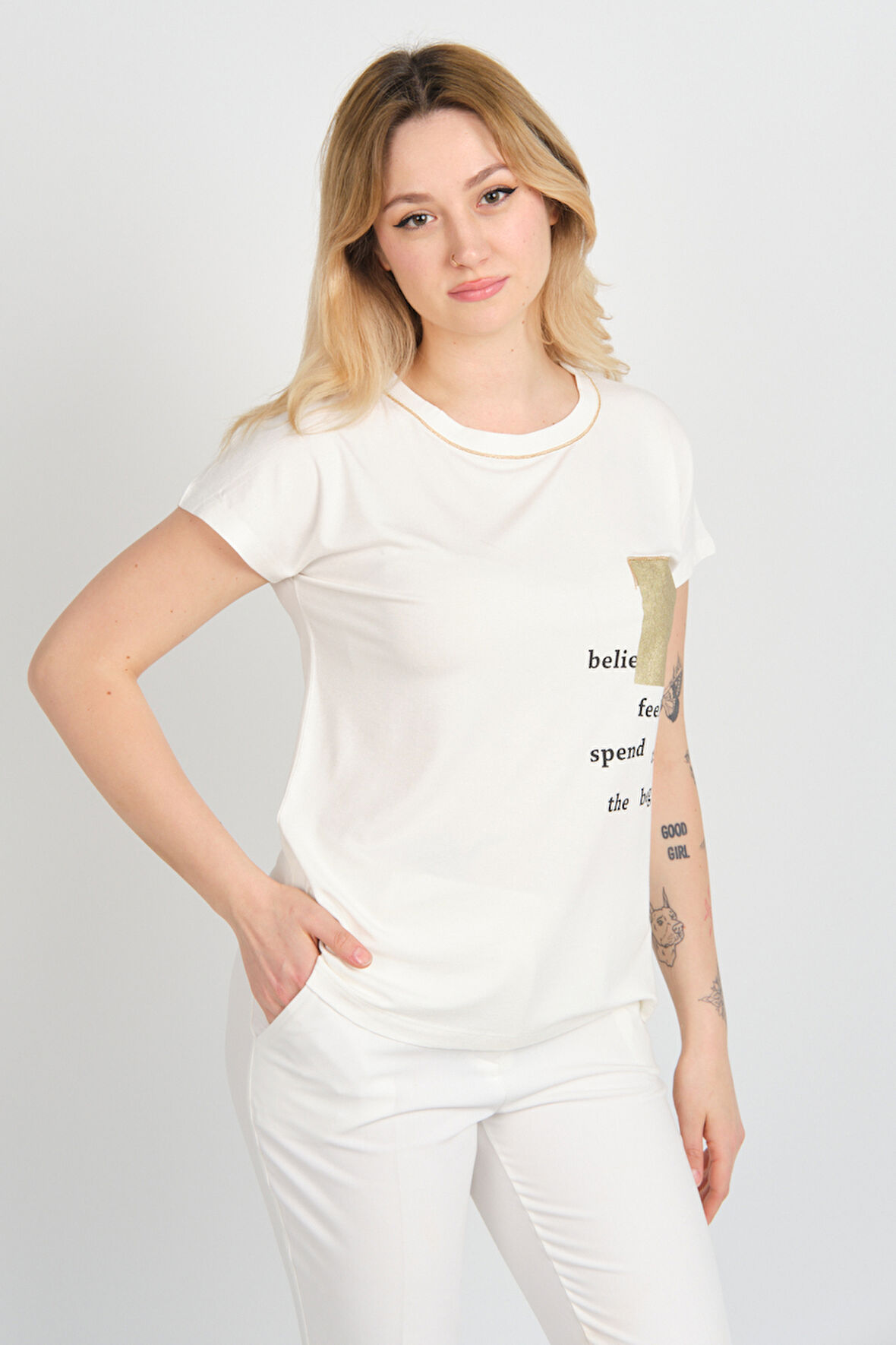 Sistas Kadın Yazı Baskılı Süs Cepli Bisiklet Yaka Bluz 24238 Ekru