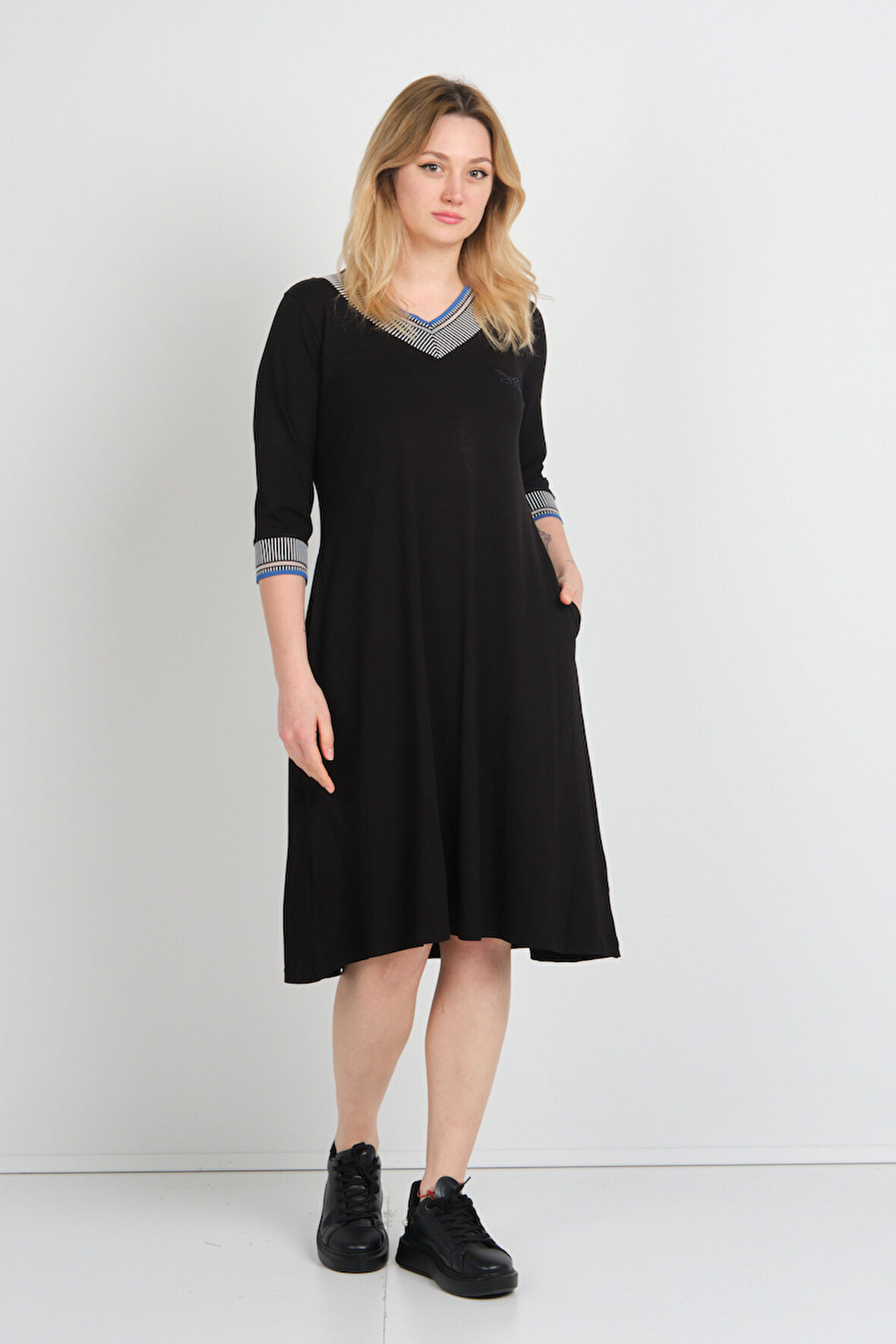 Sistas Kadın V Yaka Yarım Kol Kelebek İşlemeli Çift Cepli Elbise 24426 Siyah