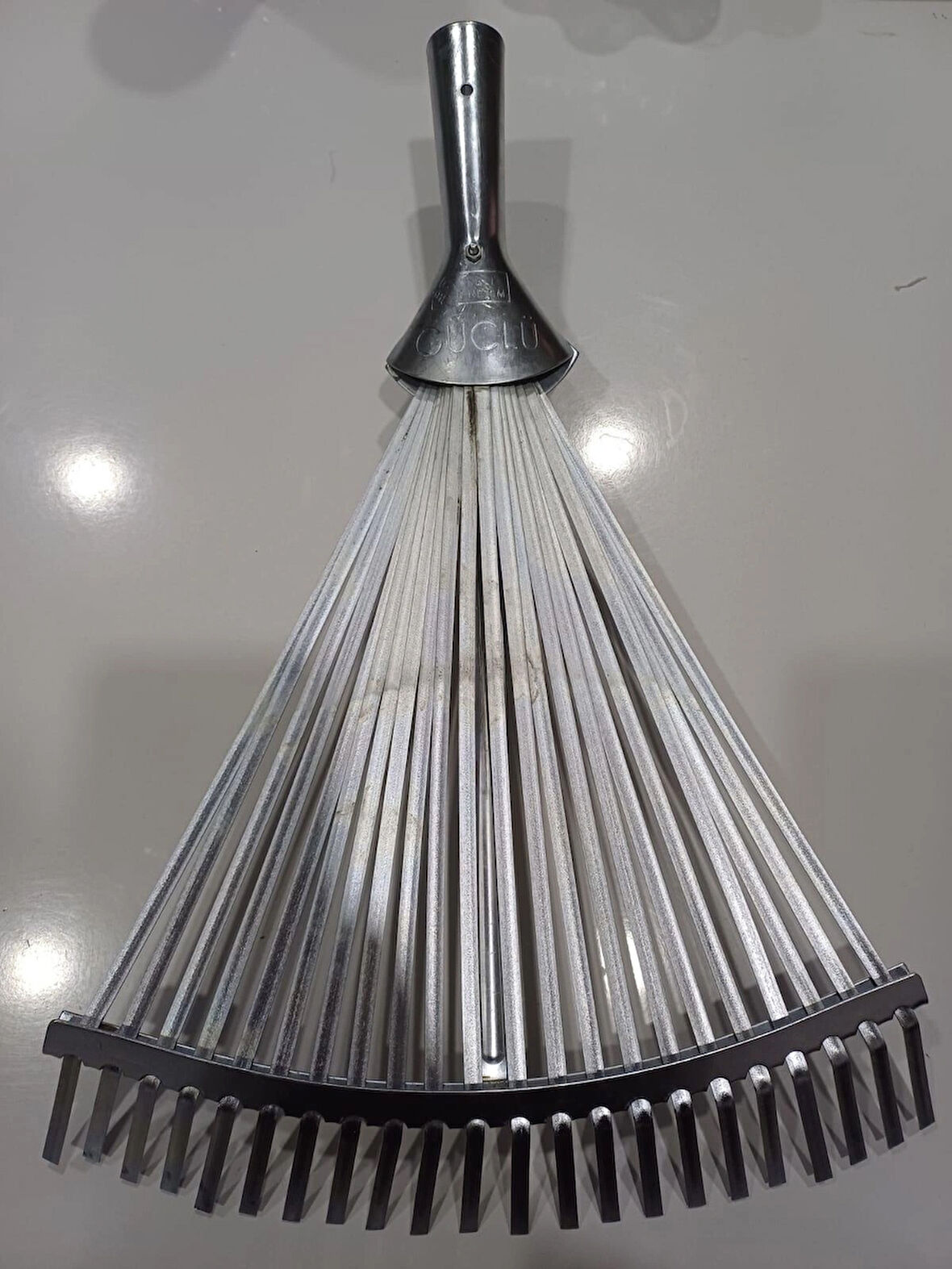 Güçlü Metal Ayarlı Yaprak-Çim Toplama Tırmığı 30-45 cm