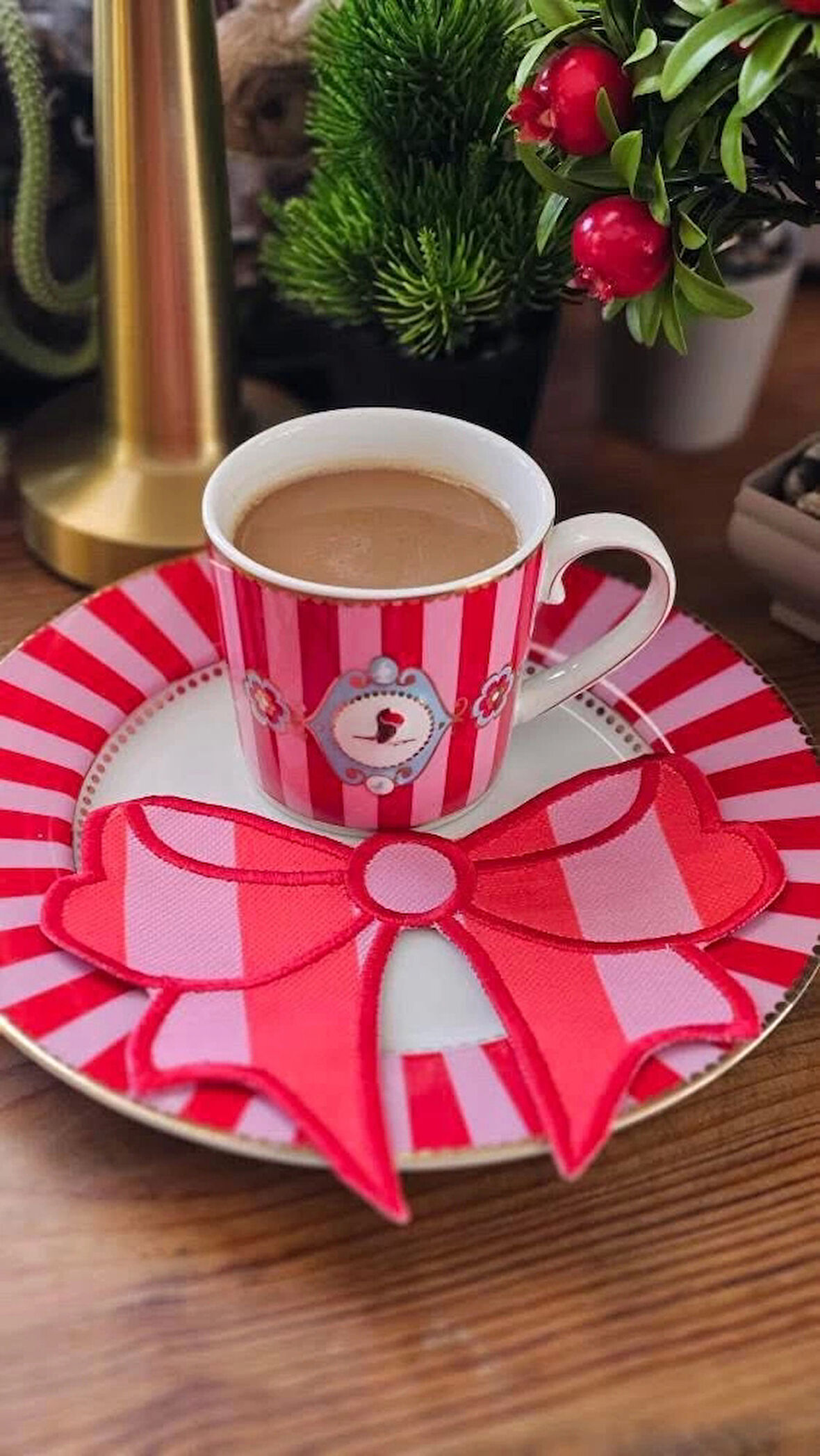 Agbtrend Pembe Kırmızı Çizgili Fiyonk Nakış Sunum ve Kokteyl Peçetesi