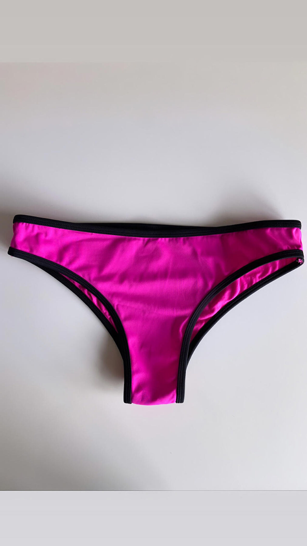 Pembe Kenarları Siyah Şeritli DAR KALIP Bikini Altı