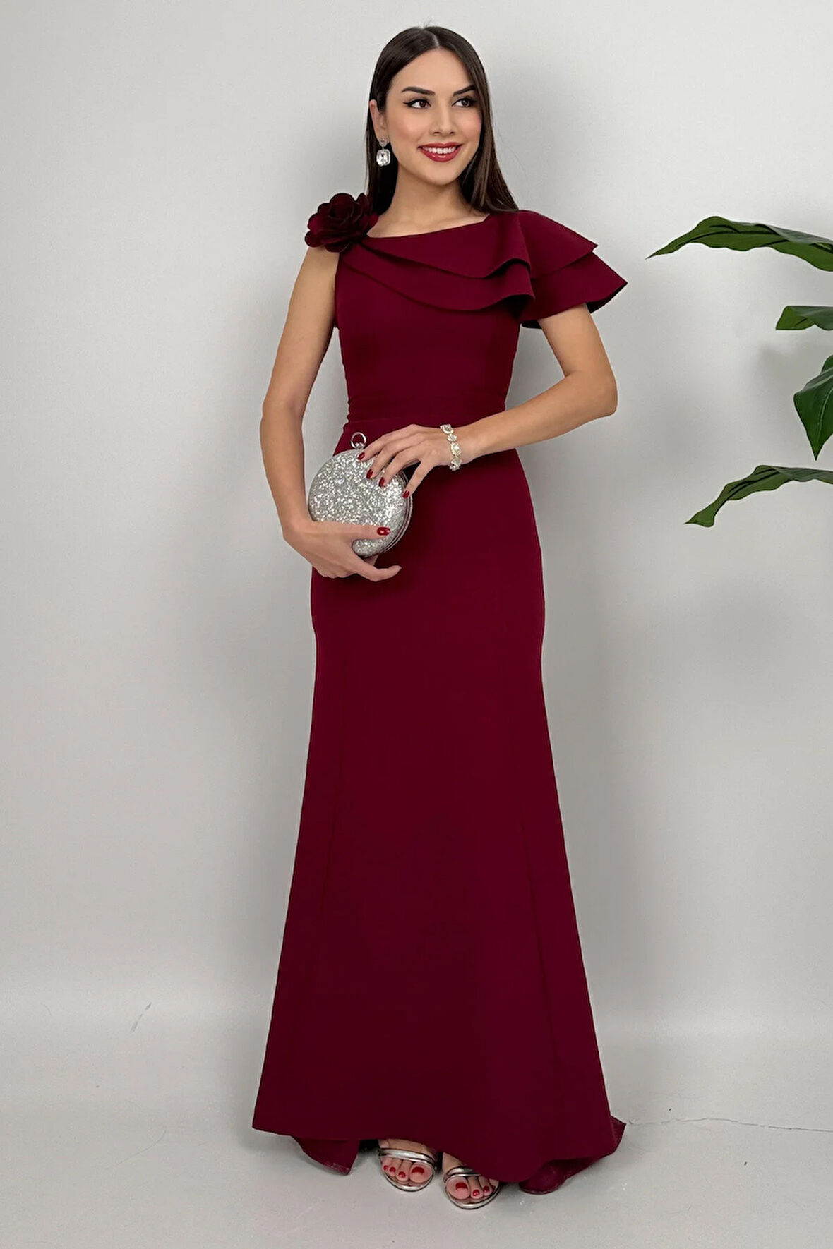 Delvira Drapeli Tek Omuz Çiçek Detaylı Uzun Bordo Abiye Elbise