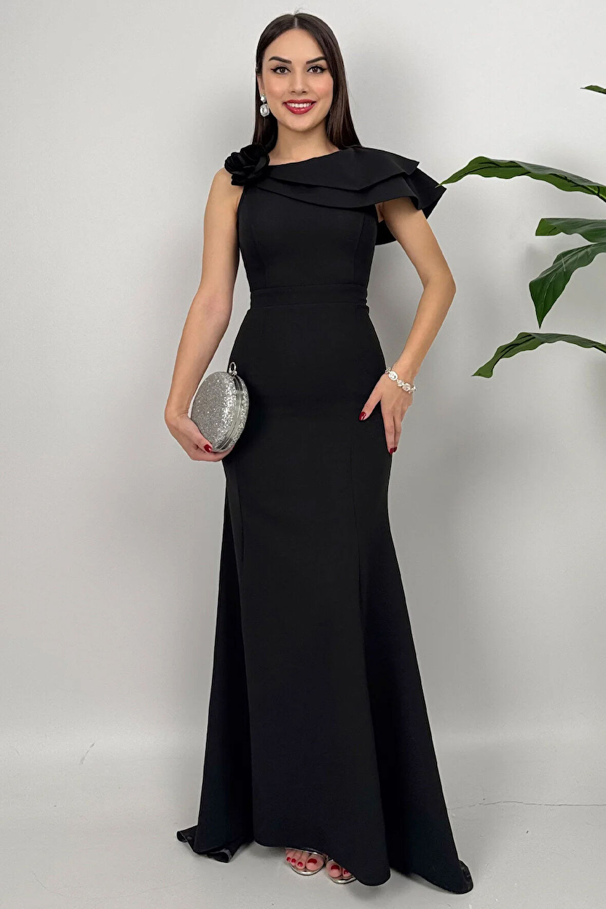 Delvira Drapeli Tek Omuz Çiçek Detaylı Uzun Siyah Abiye Elbise