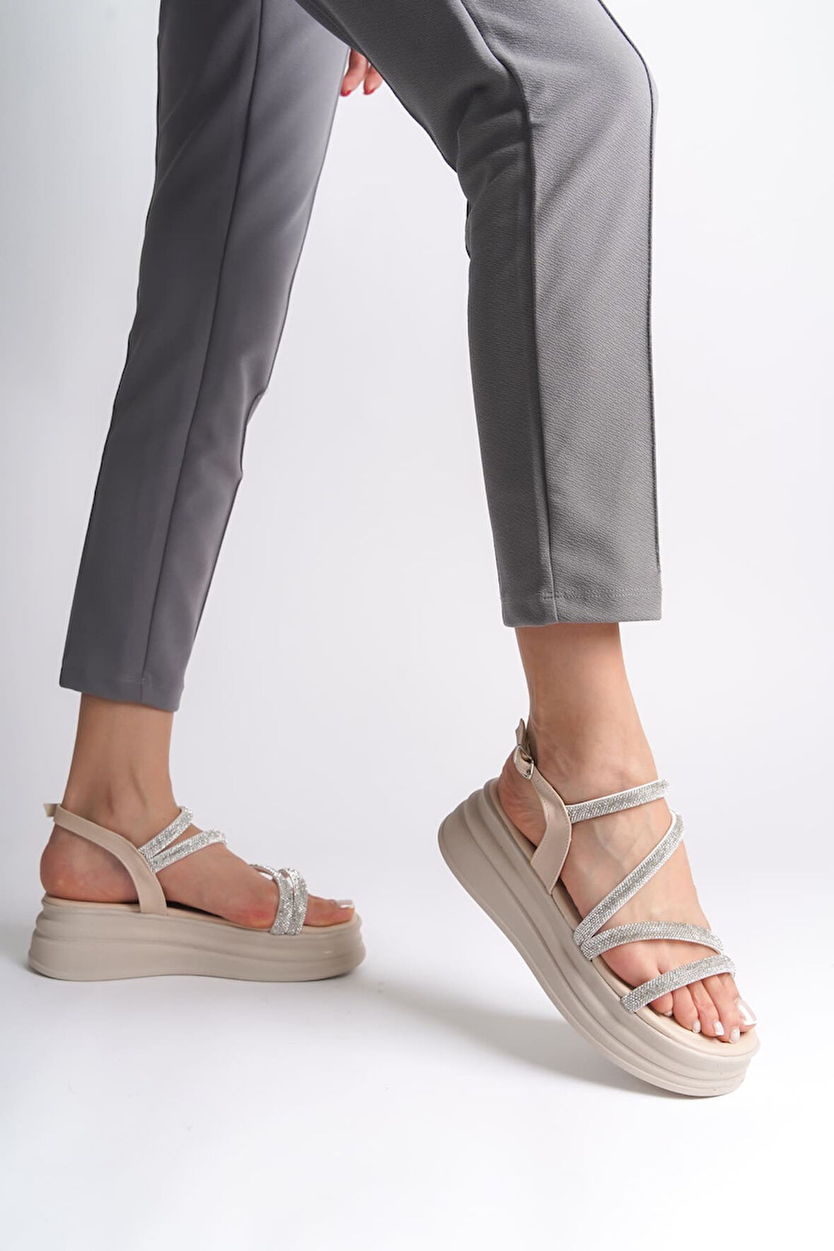 JET-RILEY İnce Tokalı Taşlı Şeritli Ortopedik Taban Kadın Sandalet  CKT - Krem