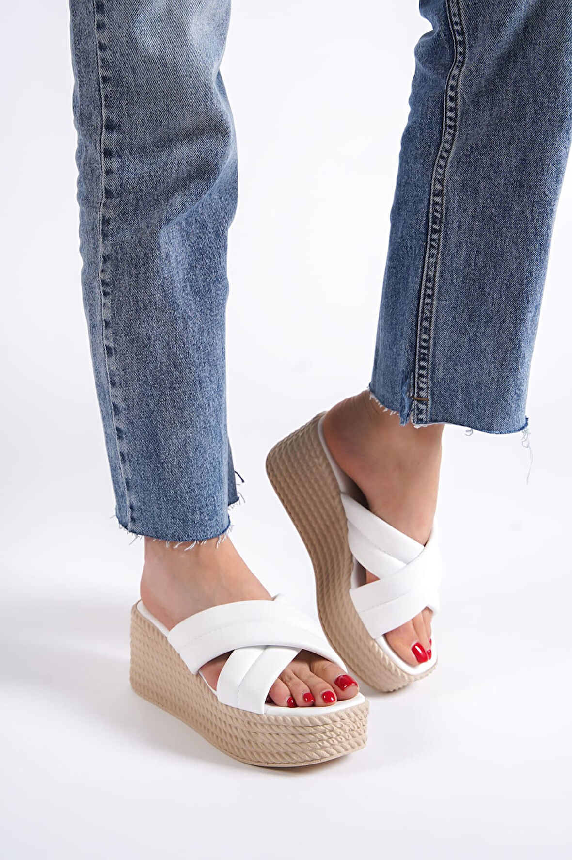 JET-MIX Dolgu Topuklu Ortopedik Taban Hasır Görünümlü Kadın Terlik CKT - Beyaz