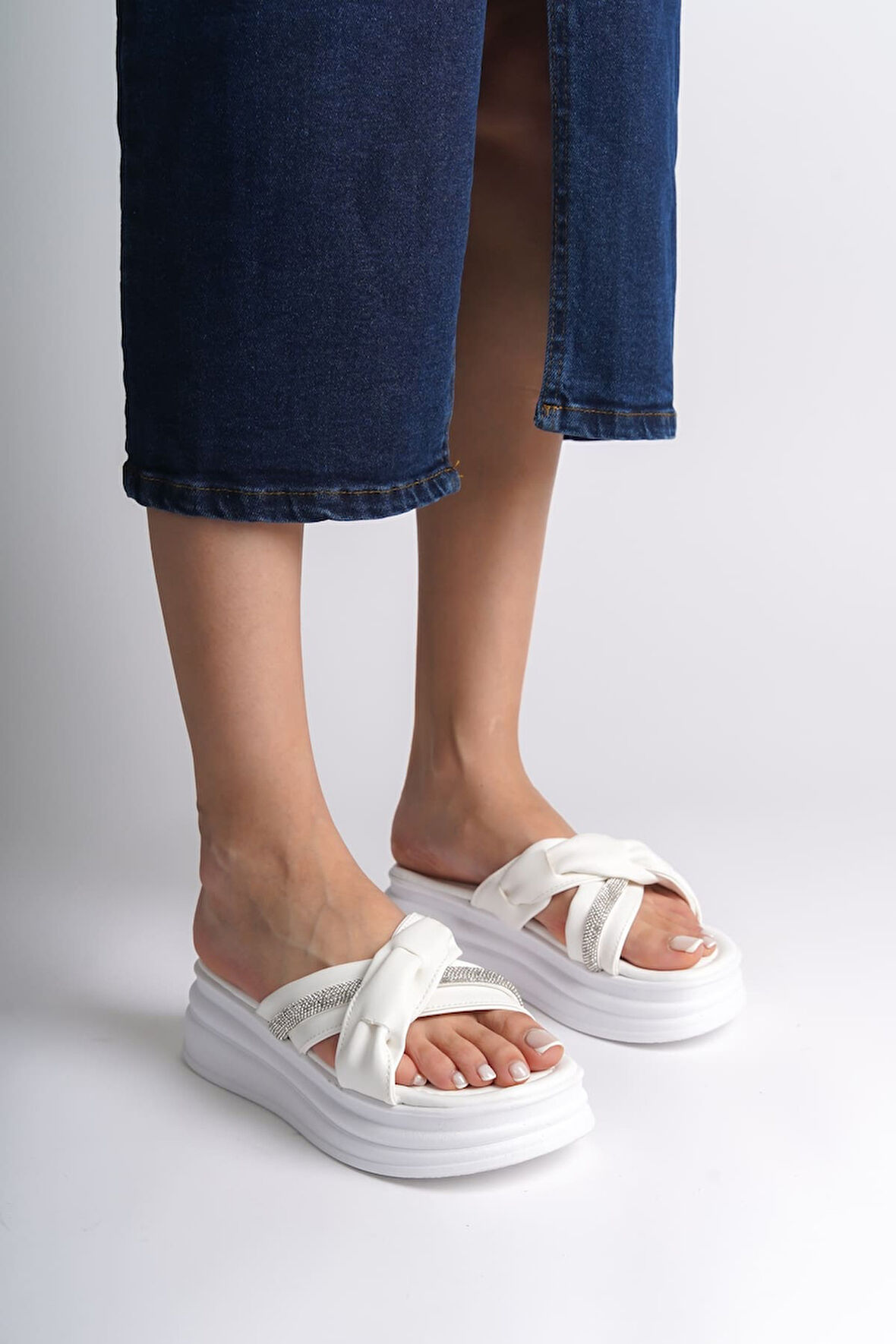 JET-CLARA Düz Topuklu Kurdele Desenli Taşlı Kalın ve Ortopedik Taban Kadın Terlik  CBT - Beyaz