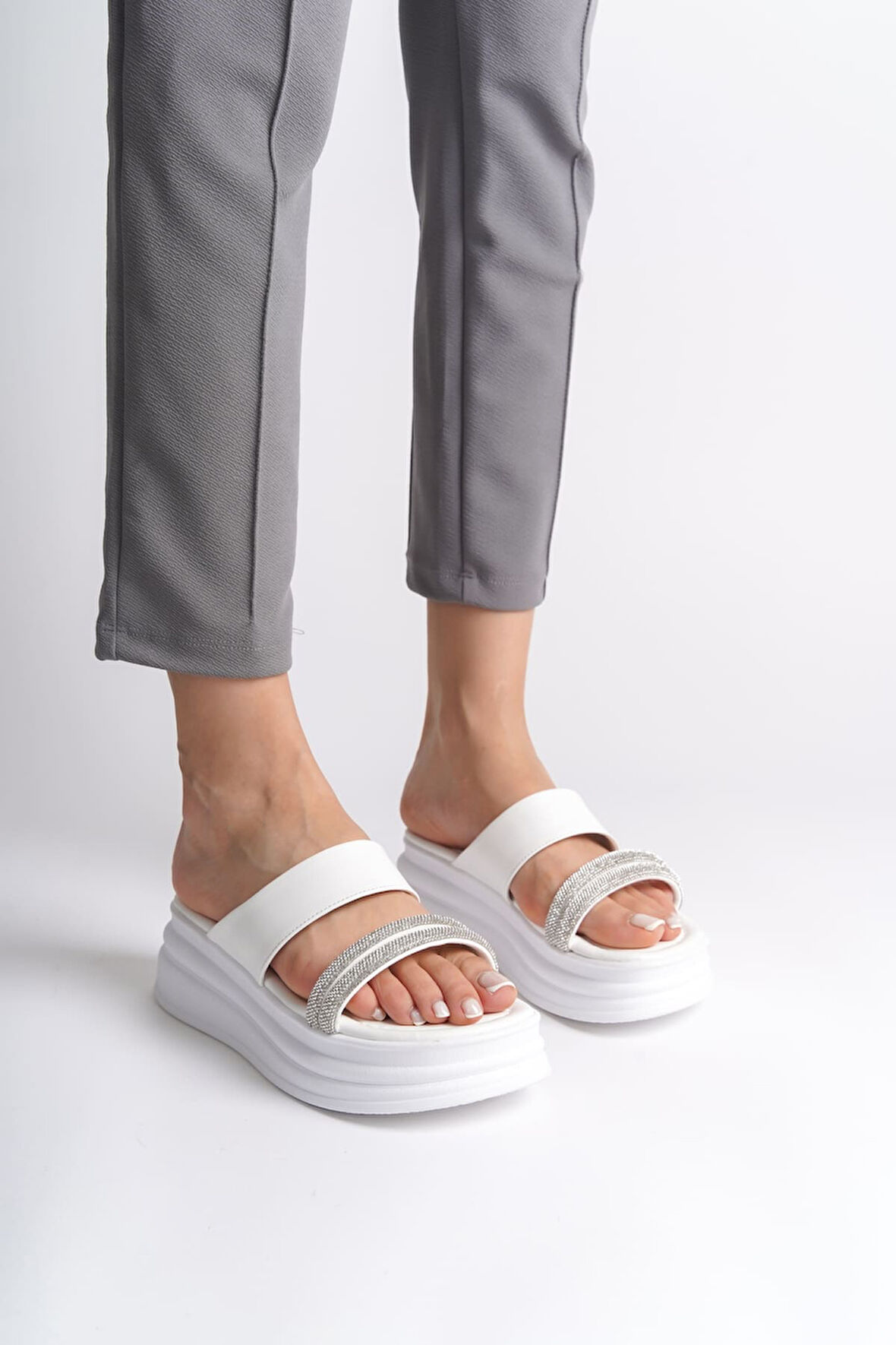 JET-SARAH Düz Topuklu Taşlı Şeritli Kalın ve Ortopedik Taban Kadın Terlik  CBT - Beyaz