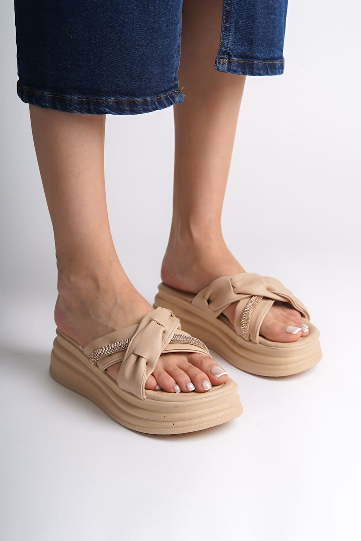 JET-CLARA Düz Topuklu Kurdele Desenli Taşlı Kalın ve Ortopedik Taban Kadın Terlik  CTT - Ten