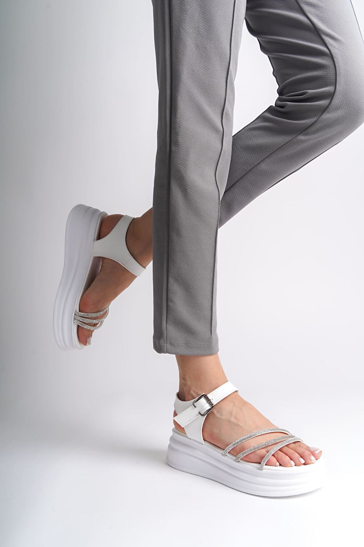 JET-EVA Kalın Tokalı Taşlı Şeritli Ortopedik Taban Kadın Sandalet  CBT - Beyaz