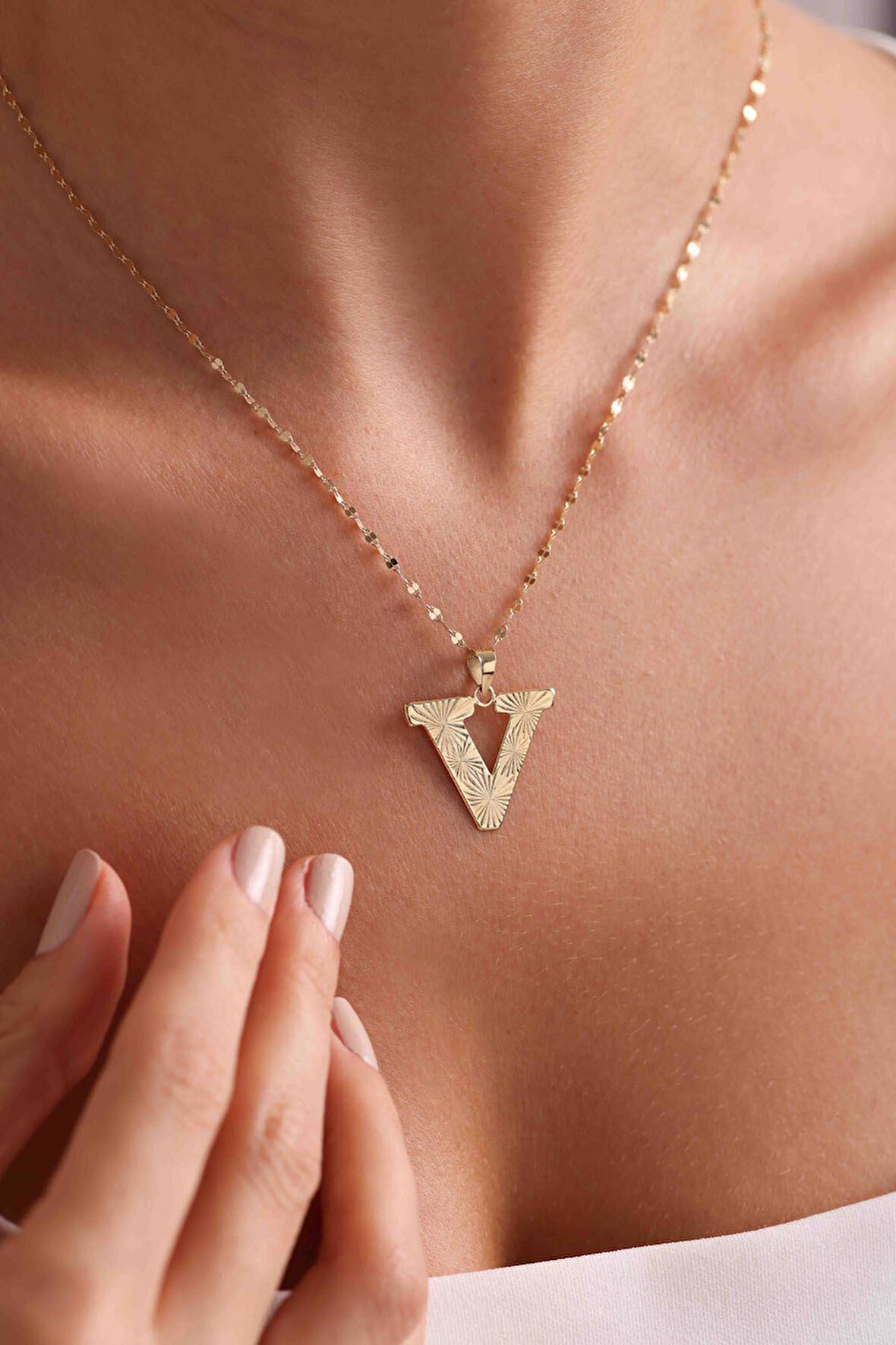 14 Ayar Altın V Harf Füzyon Kolye