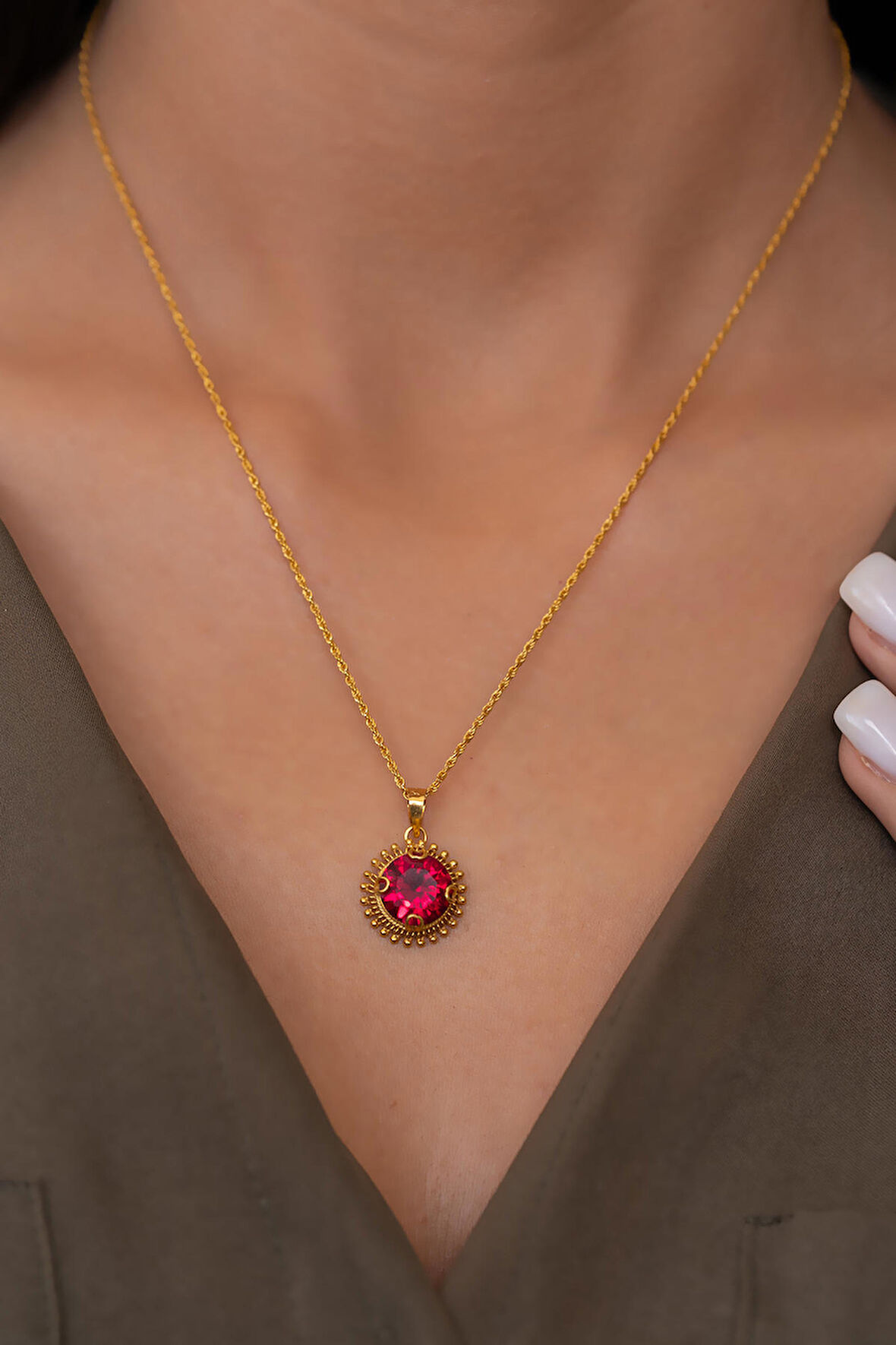 14 Ayar Altın Kırmızı Güneş Taşlı Kolye