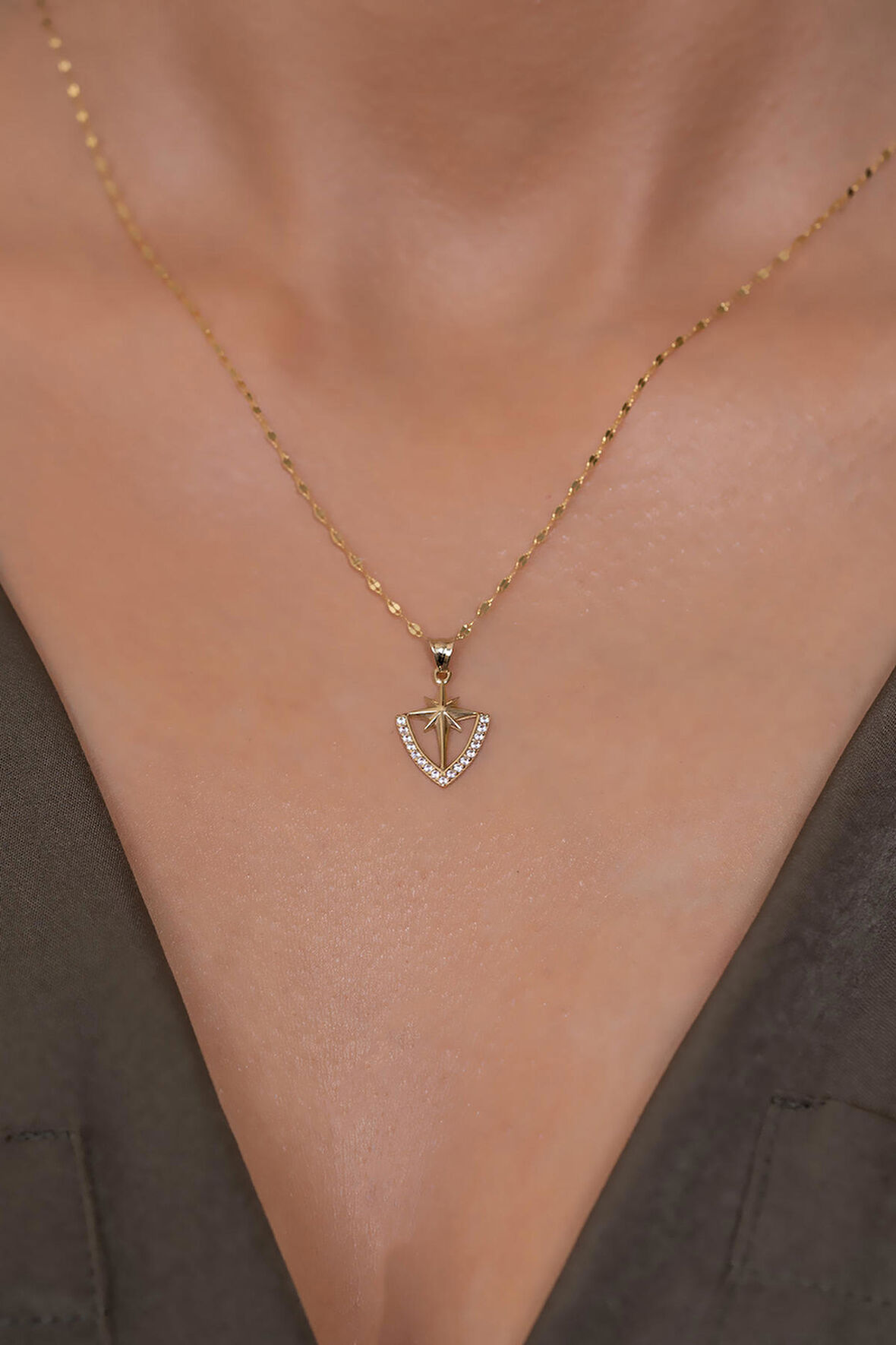 14 Ayar Altın Kuzey Yıldızı Kalkan Kolye