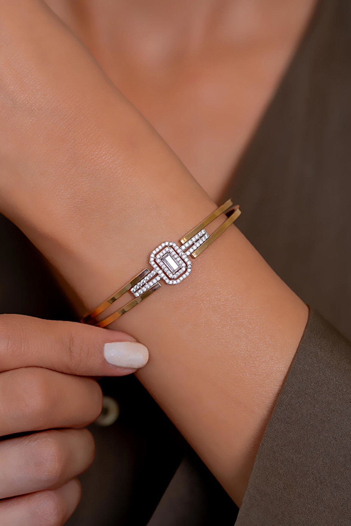 14 Ayar Altın Baget Taşlı Kelepçe Bilezik